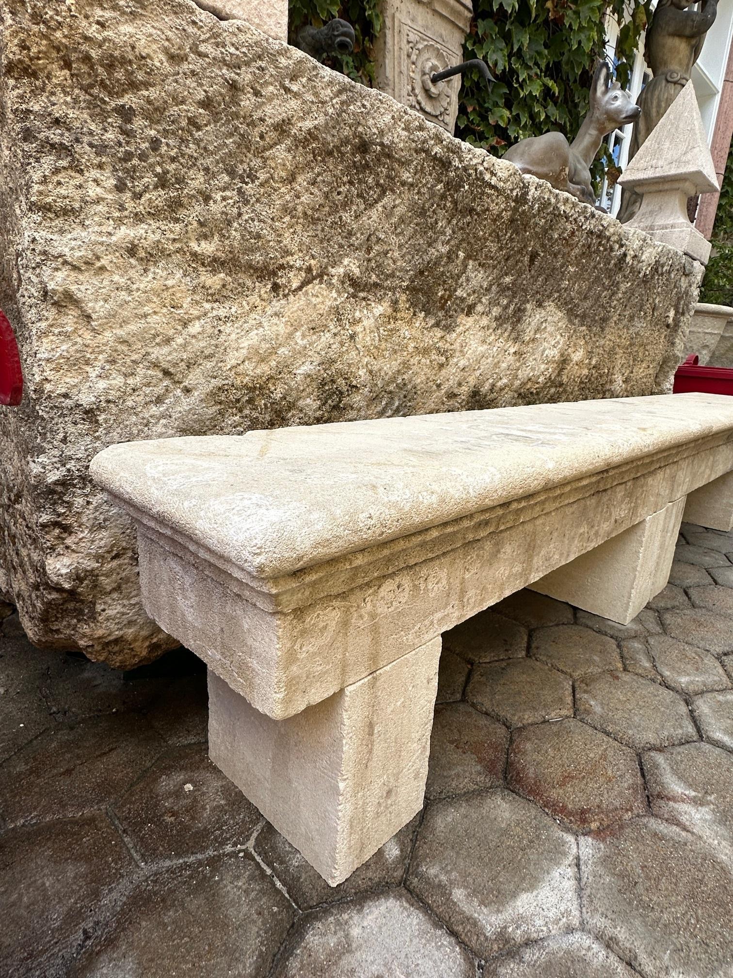 DOS Asiento de banco de jardín rústico de piedra tallada a mano Antiguo Paisaje de interior al aire libre en venta 4