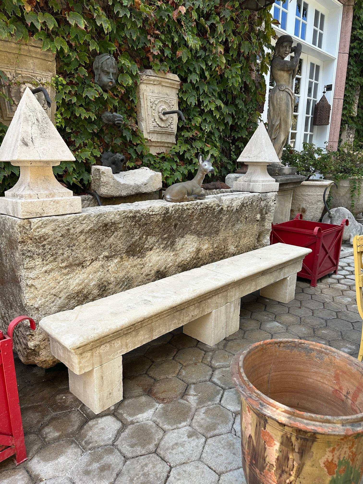 DOS Asiento de banco de jardín rústico de piedra tallada a mano Antiguo Paisaje de interior al aire libre en venta 7