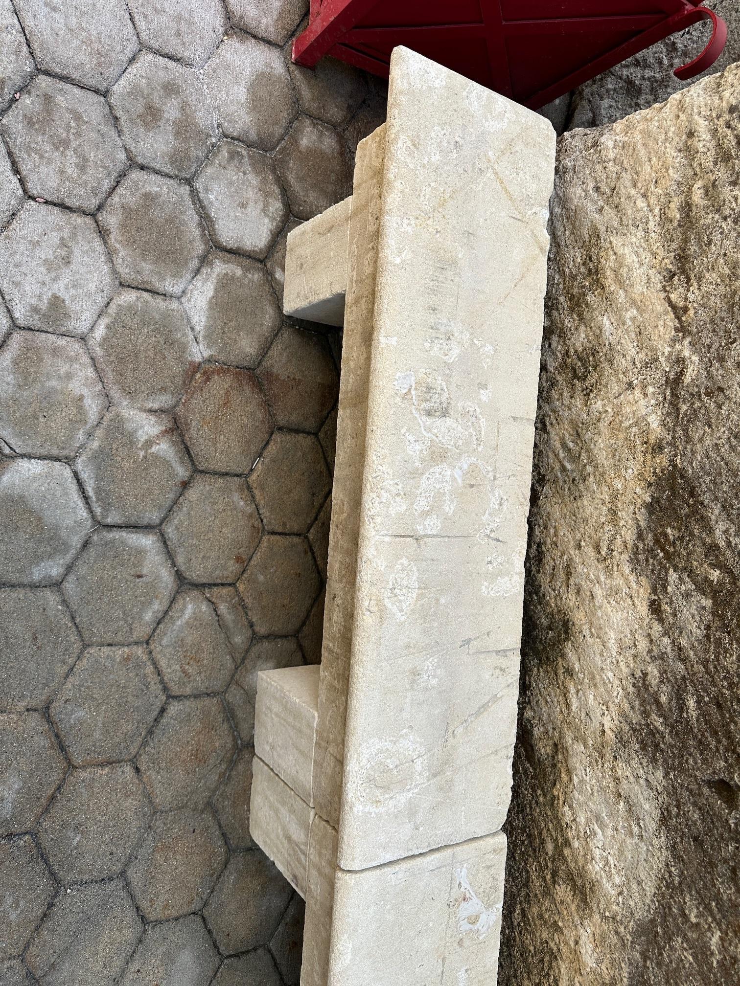 DOS Asiento de banco de jardín rústico de piedra tallada a mano Antiguo Paisaje de interior al aire libre en venta 8