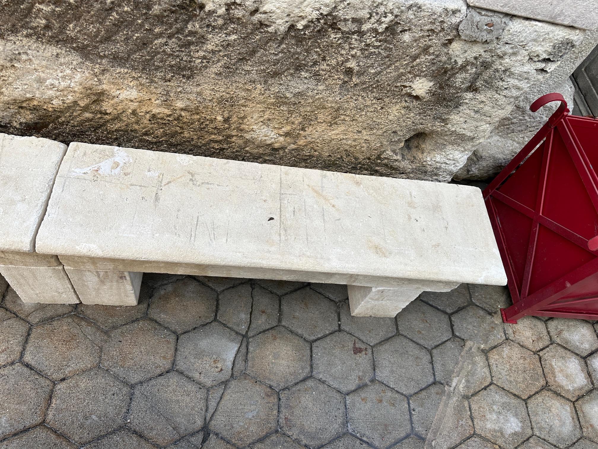 DOS Asiento de banco de jardín rústico de piedra tallada a mano Antiguo Paisaje de interior al aire libre en venta 9
