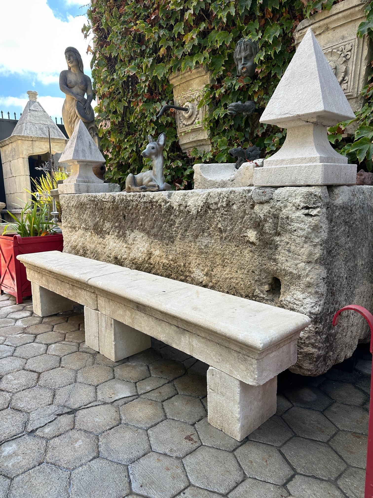 DOS Asiento de banco de jardín rústico de piedra tallada a mano Antiguo Paisaje de interior al aire libre en venta 10