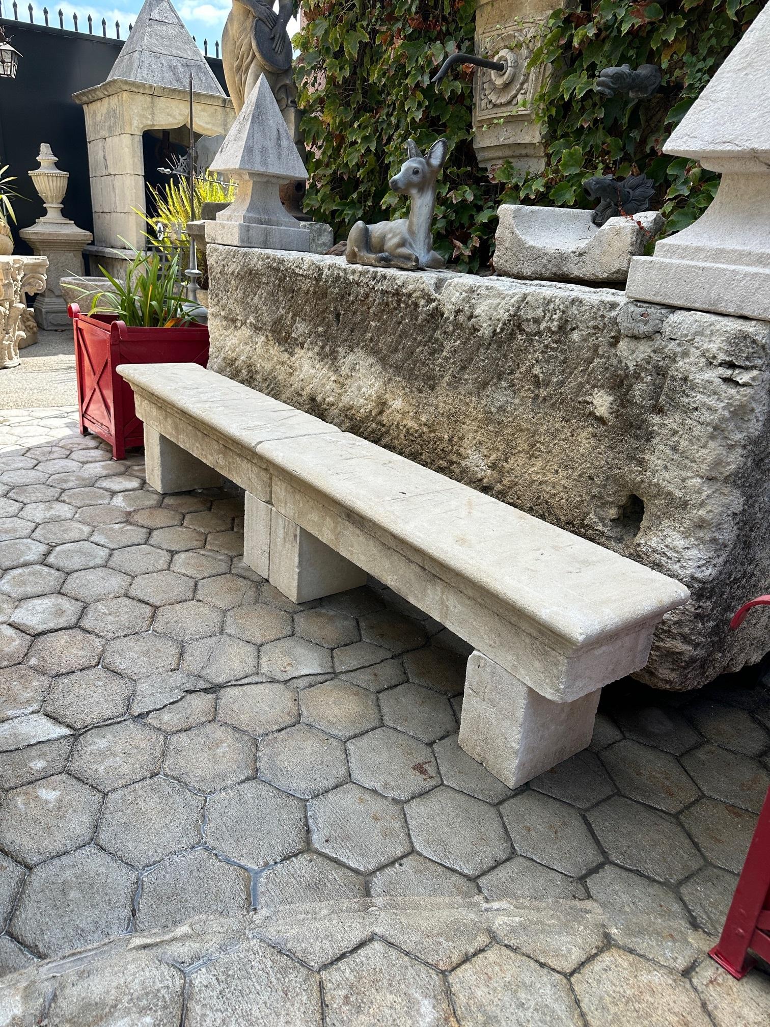 DOS Asiento de banco de jardín rústico de piedra tallada a mano Antiguo Paisaje de interior al aire libre en Bastante bueno estado para la venta en West Hollywood, CA