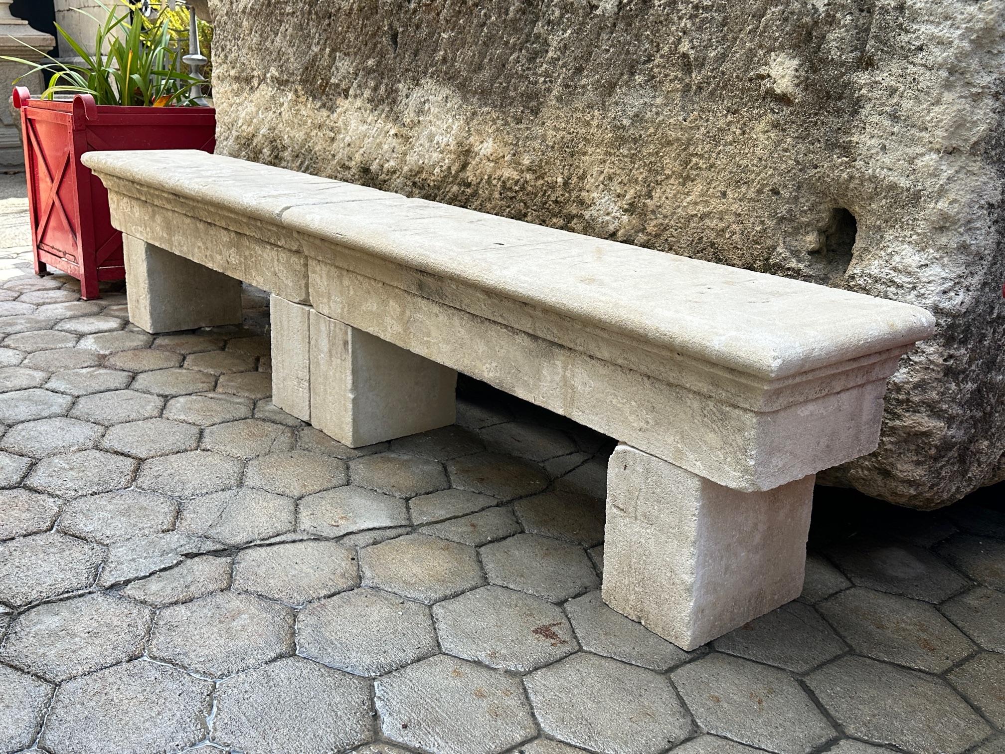 DOS Asiento de banco de jardín rústico de piedra tallada a mano Antiguo Paisaje de interior al aire libre siglo XX en venta