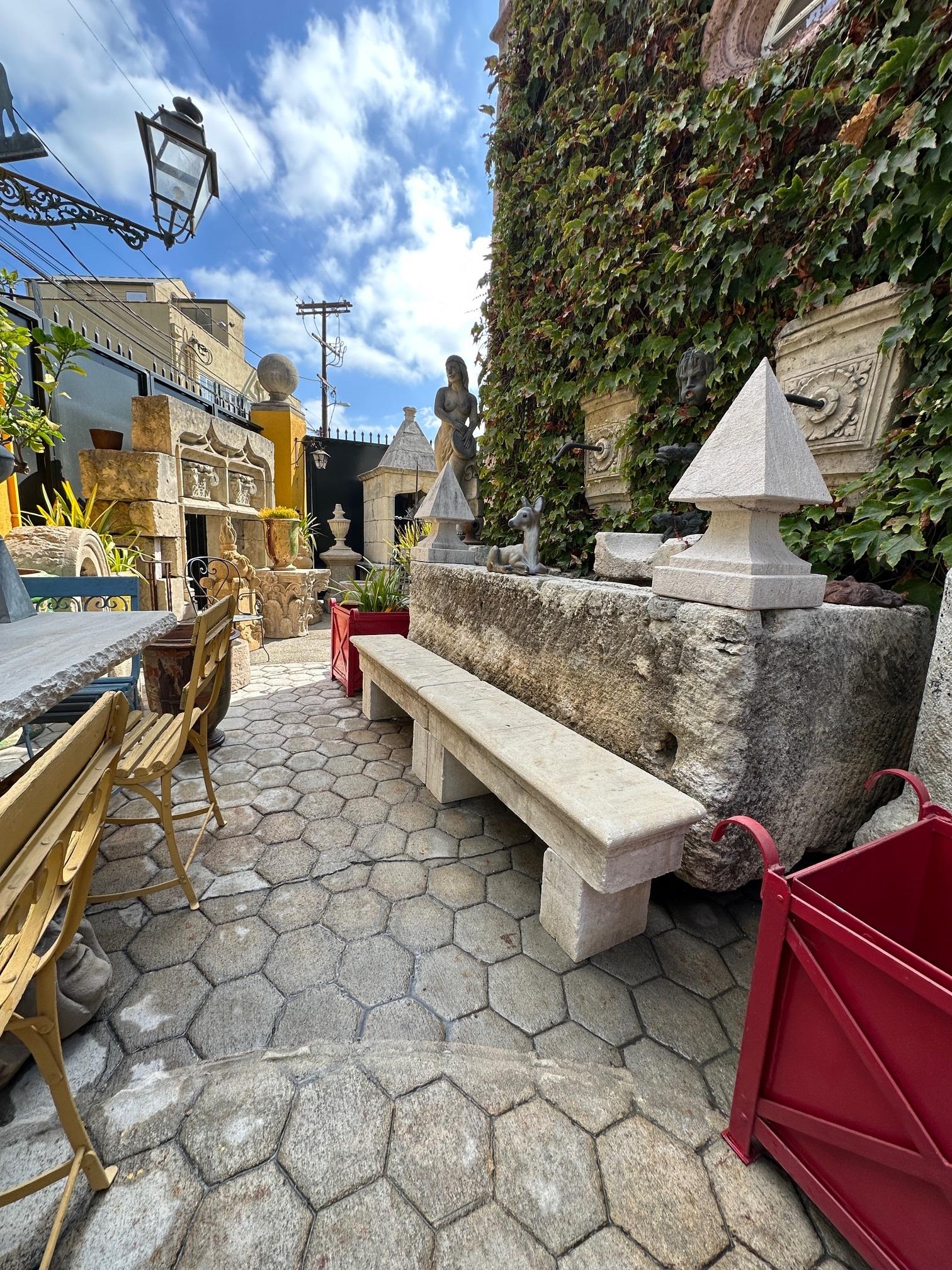 DOS Asiento de banco de jardín rústico de piedra tallada a mano Antiguo Paisaje de interior al aire libre Piedra en venta