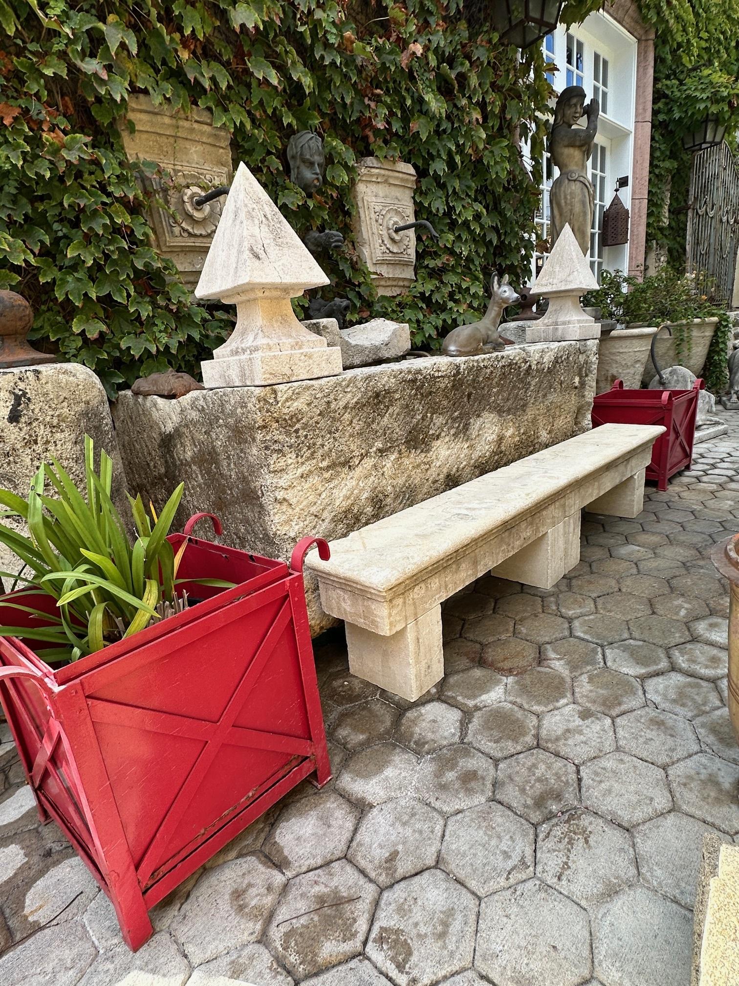 DOS Asiento de banco de jardín rústico de piedra tallada a mano Antiguo Paisaje de interior al aire libre en venta 1