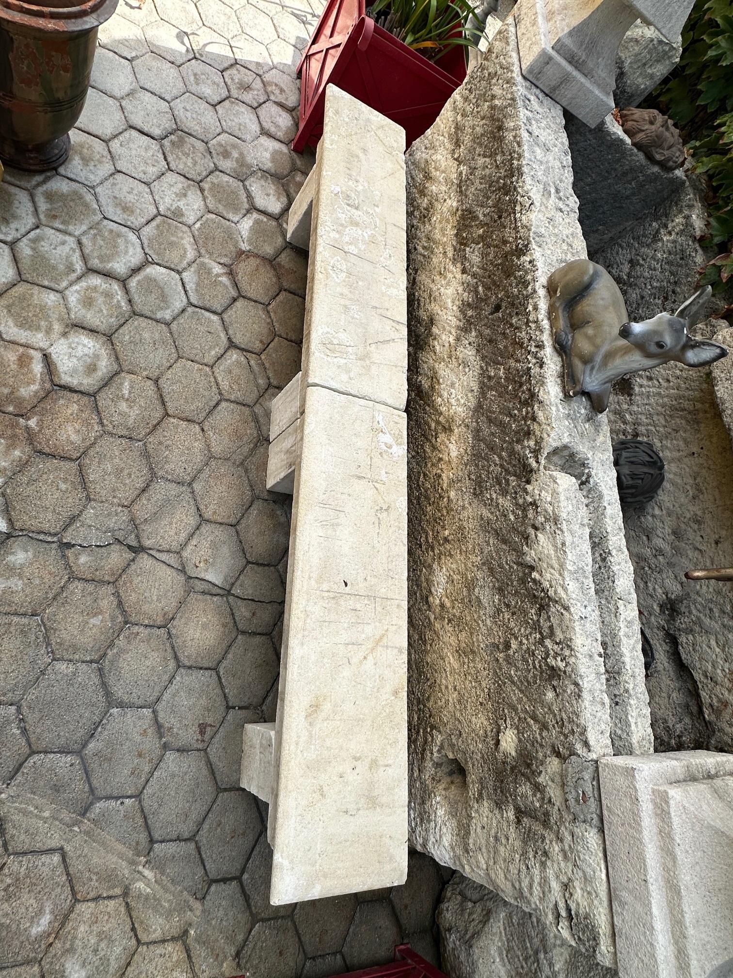 DOS Asiento de banco de jardín rústico de piedra tallada a mano Antiguo Paisaje de interior al aire libre en venta 2