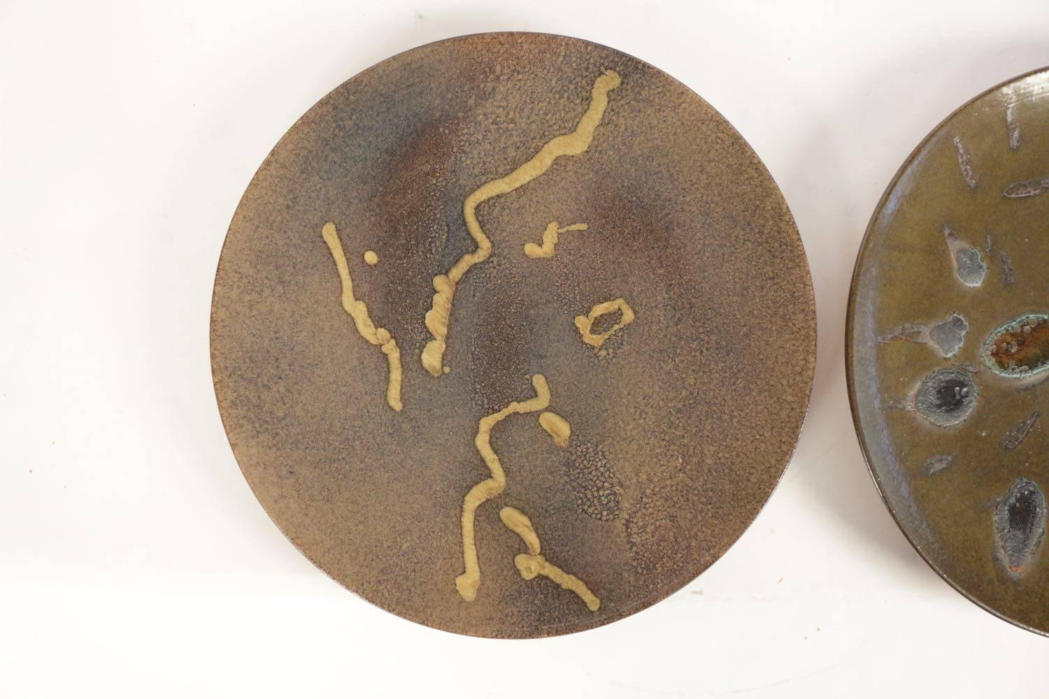 Zwei handbemalte abstrakte Keramikteller von Alan Beitner, signiert, Design Vintage im Zustand „Gut“ im Angebot in Saint-Ouen, FR