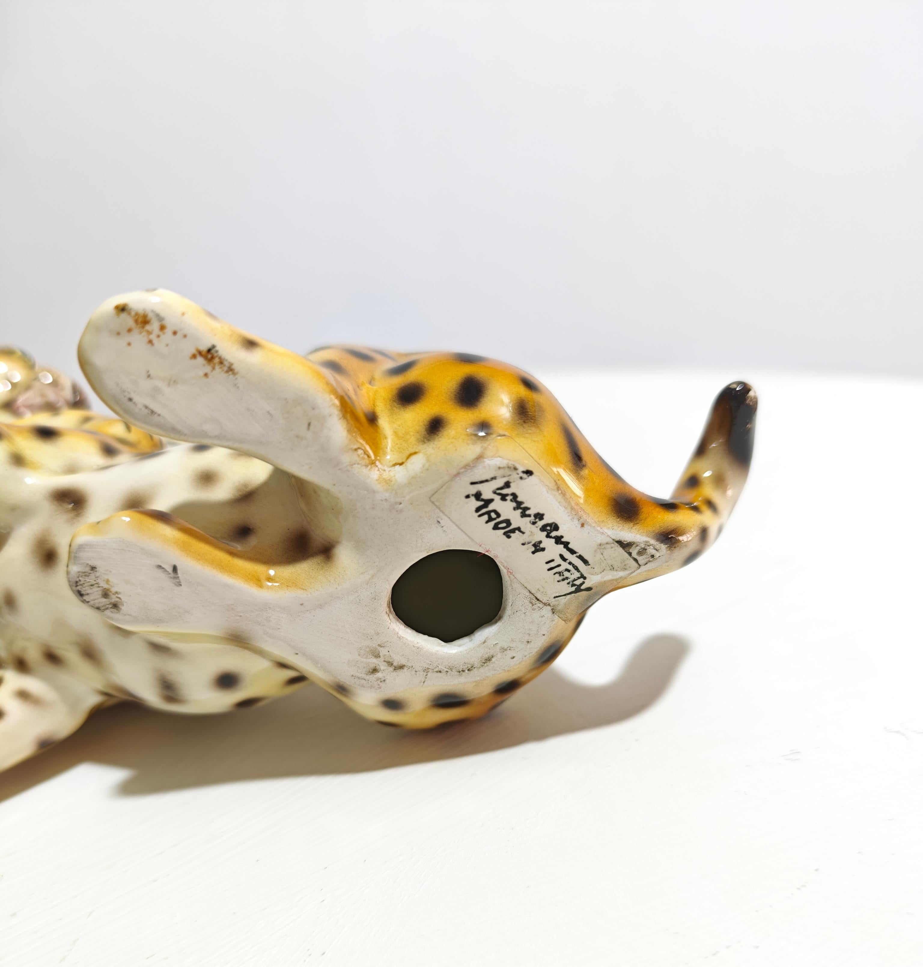 Schönes Paar Keramik Geparden, Vintage 70er Jahre. Skulptur von Ronzan von bemerkenswerter Kunstfertigkeit Made in Italy, signiert. Sehr wirkungsvoll, da es das Spiel zwischen zwei Geparden nachbildet. Das Objekt aus glasierter Keramik ist in allen
