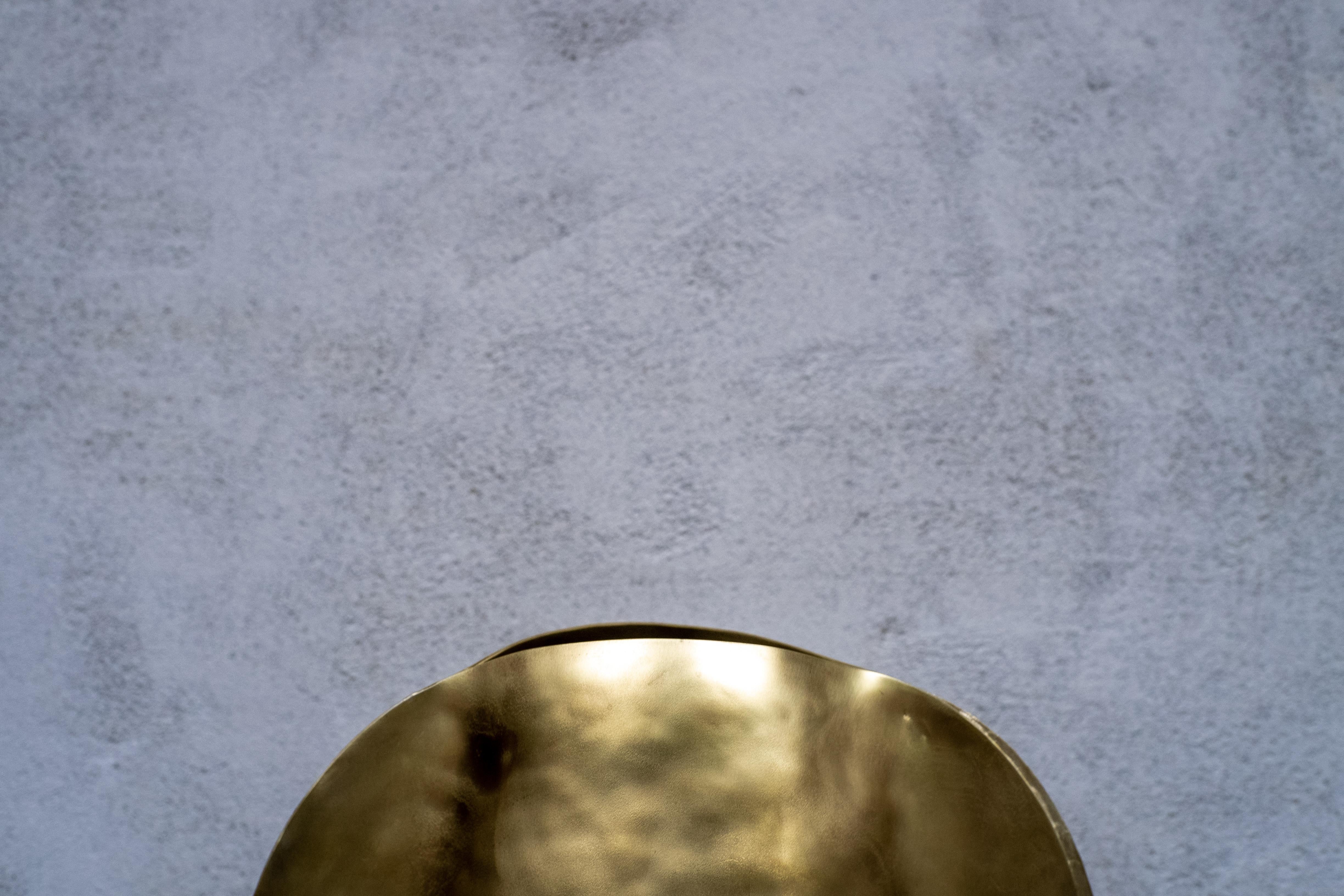XXI secolo e contemporaneo Vaso a due mani, di Jordan Hufnagel in ottone massiccio e argento in vendita