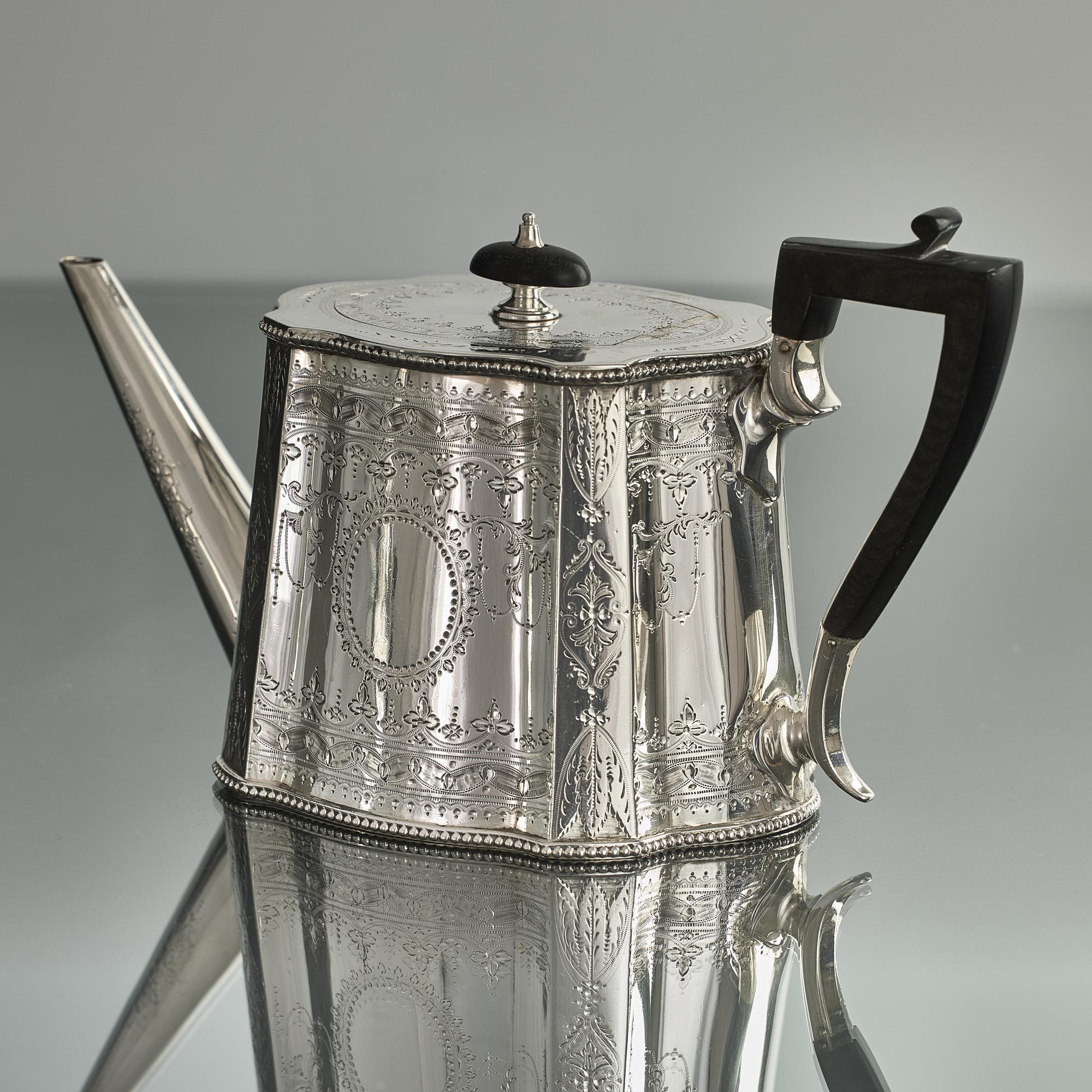 British Large Victorian can-shaped silver teapot For Sale