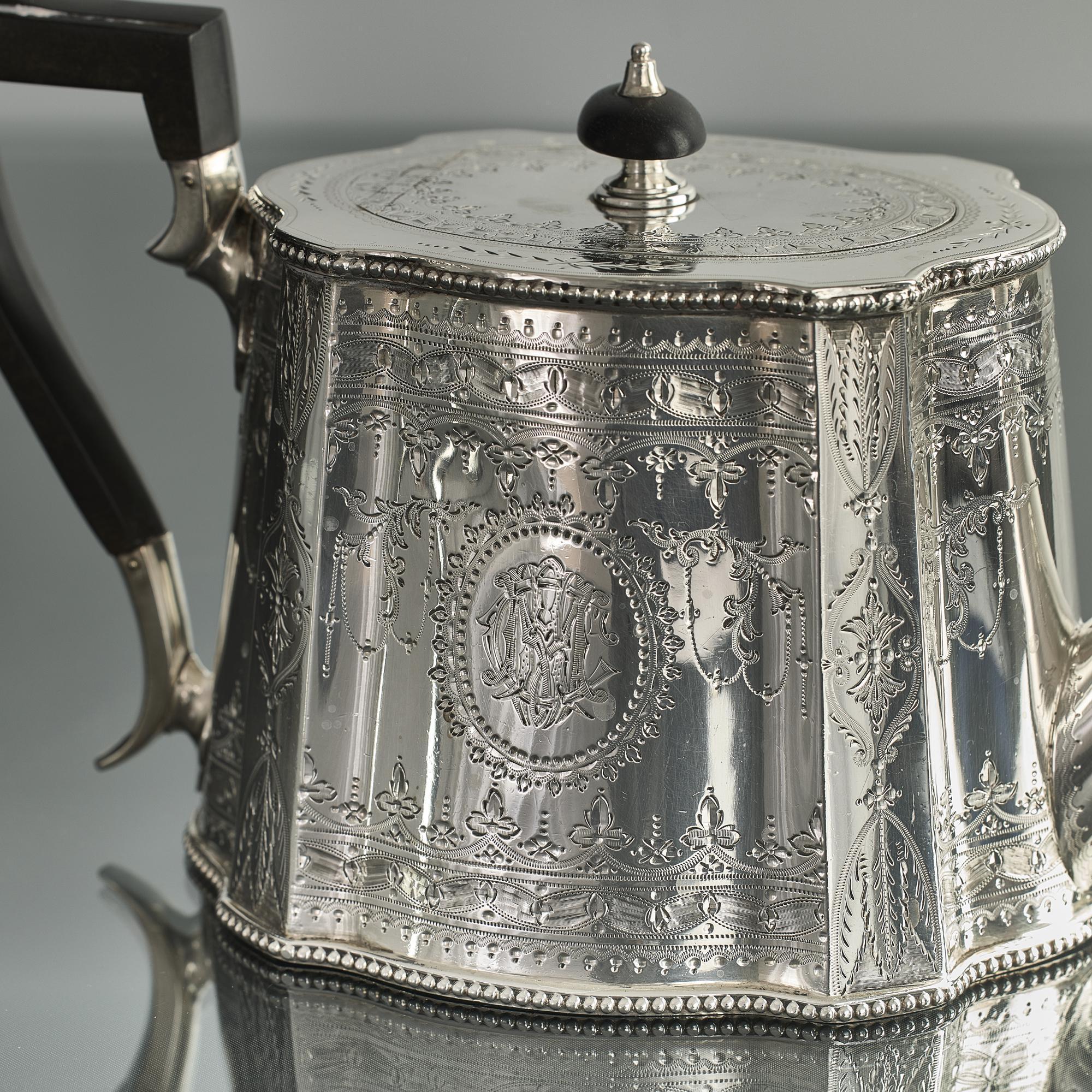 Large Victorian can-shaped silver teapot In Good Condition For Sale In London, GB