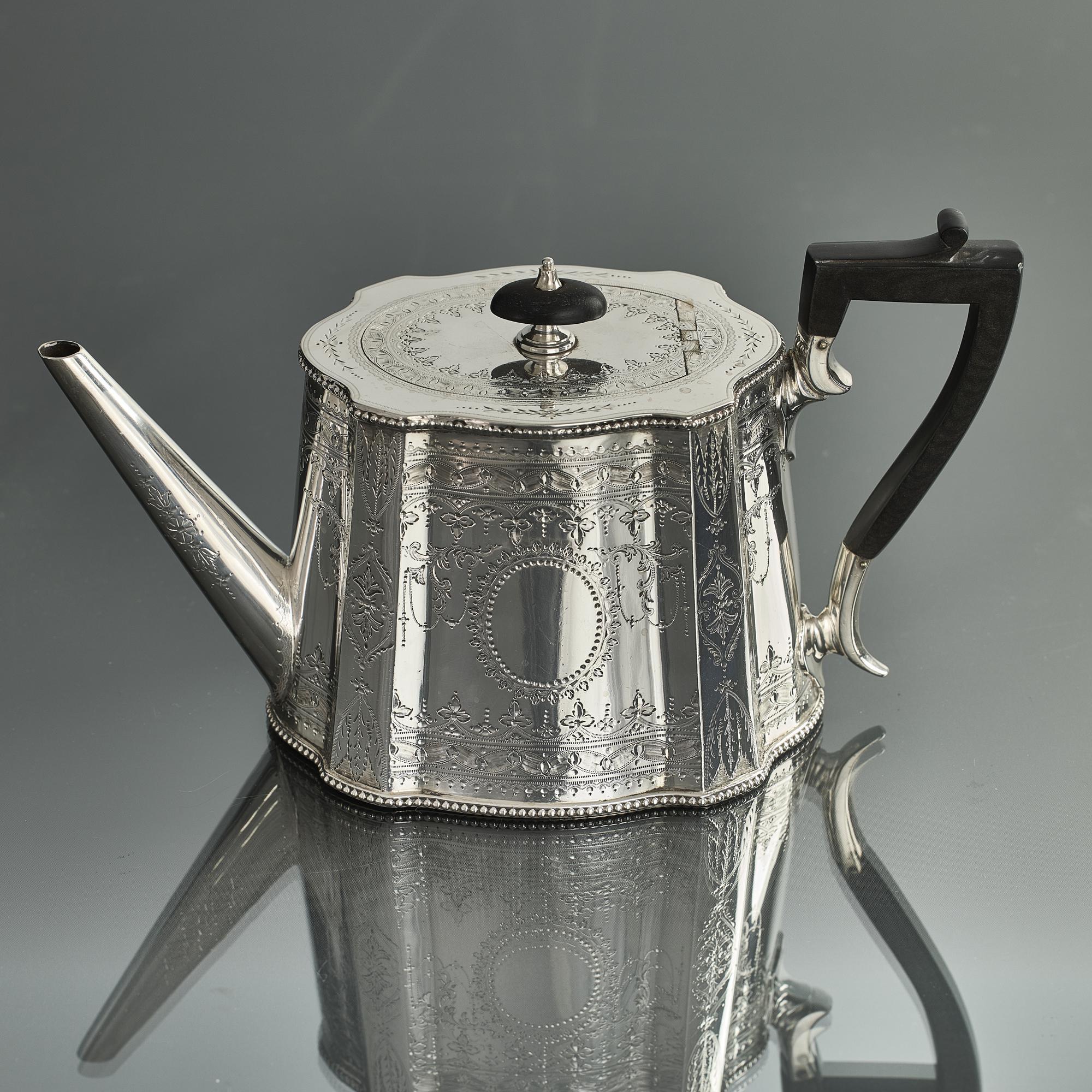 19th Century Large Victorian can-shaped silver teapot For Sale