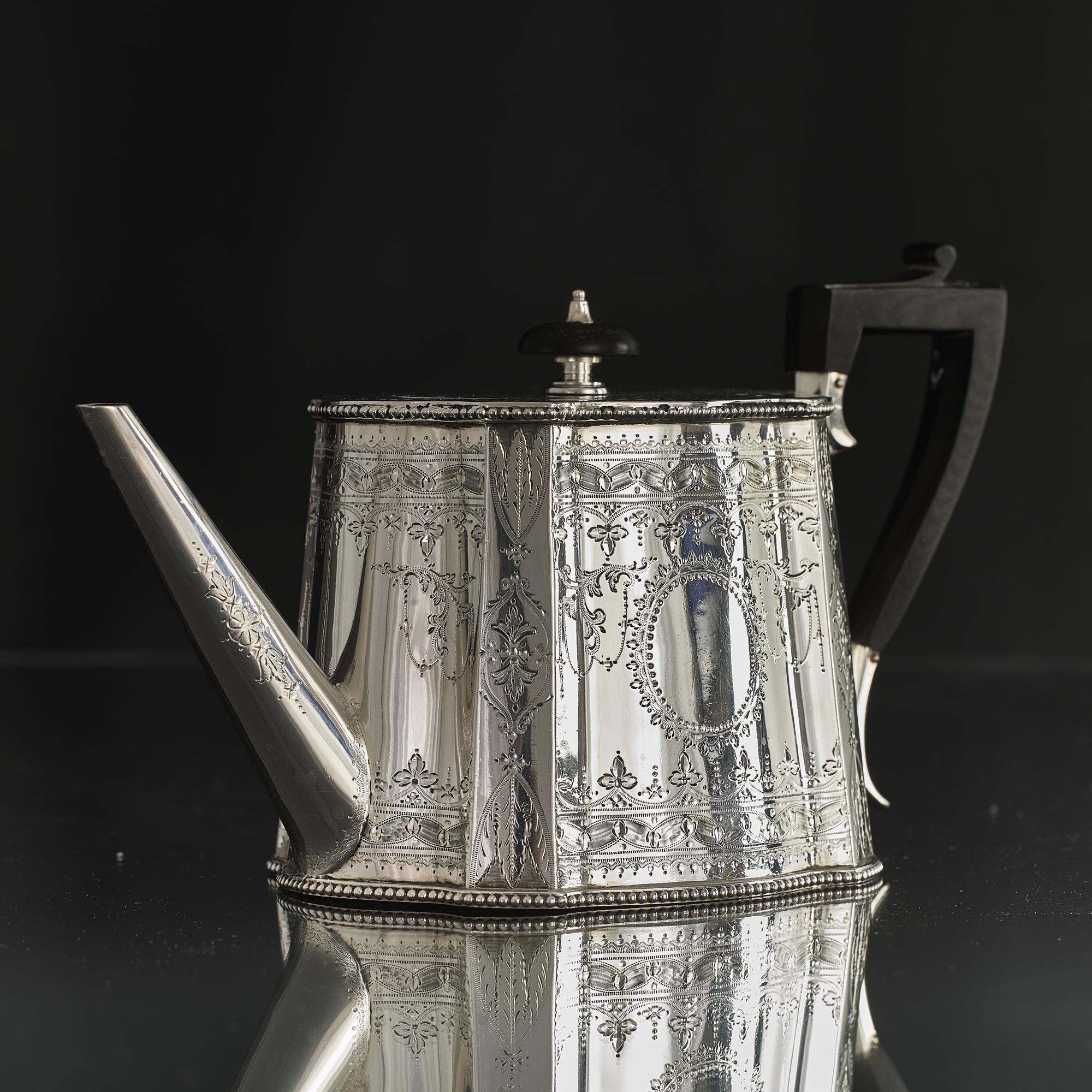 Large Victorian can-shaped silver teapot For Sale 1