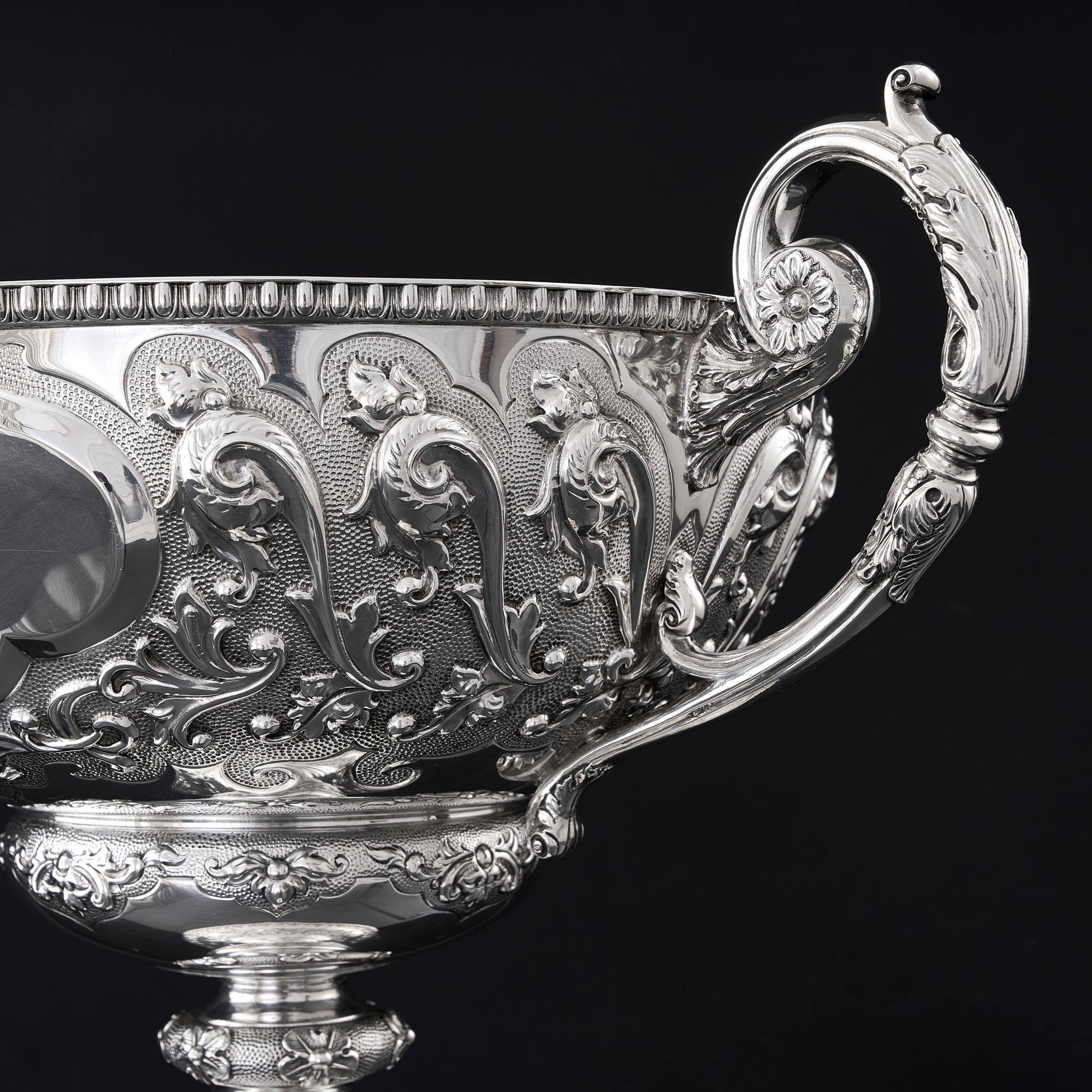 Two-handled antique sterling silver trophy comport In Good Condition In London, GB