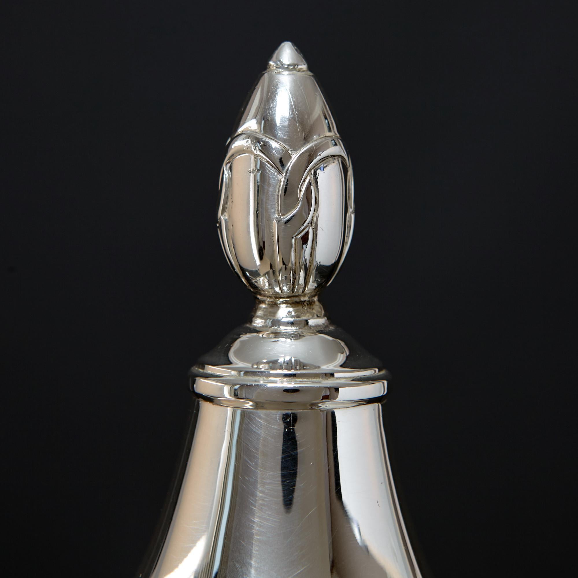 Two-handled Art Deco silver trophy cup & cover In Good Condition For Sale In London, GB