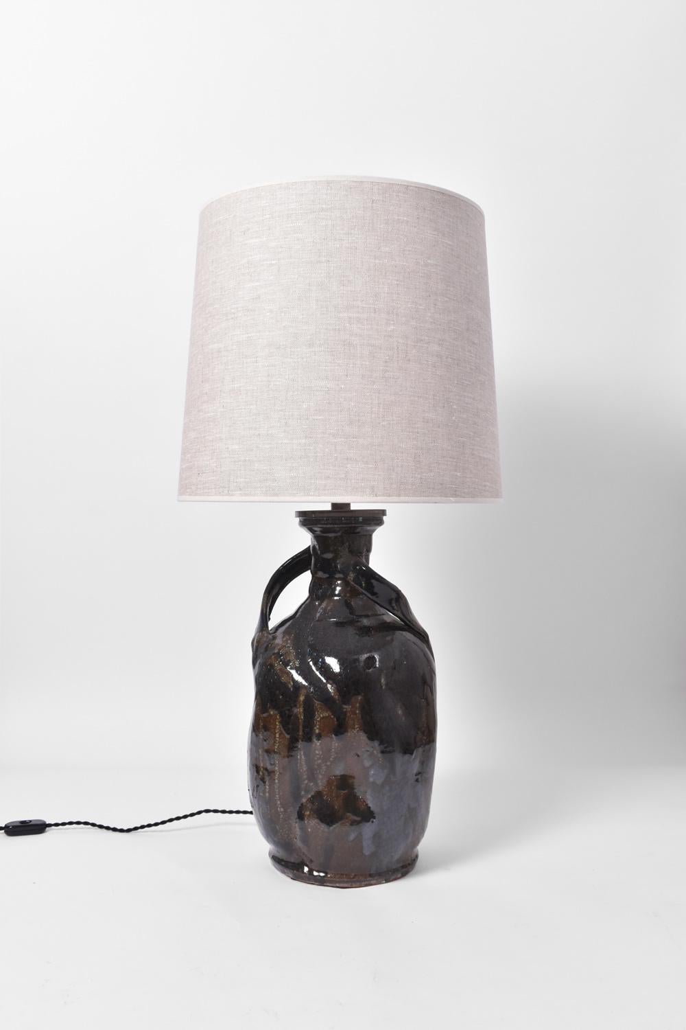 Lampe en céramique émaillée verte et bleue avec deux poignées mobiles au niveau du cou, par Helder. Portugal, 2023.
