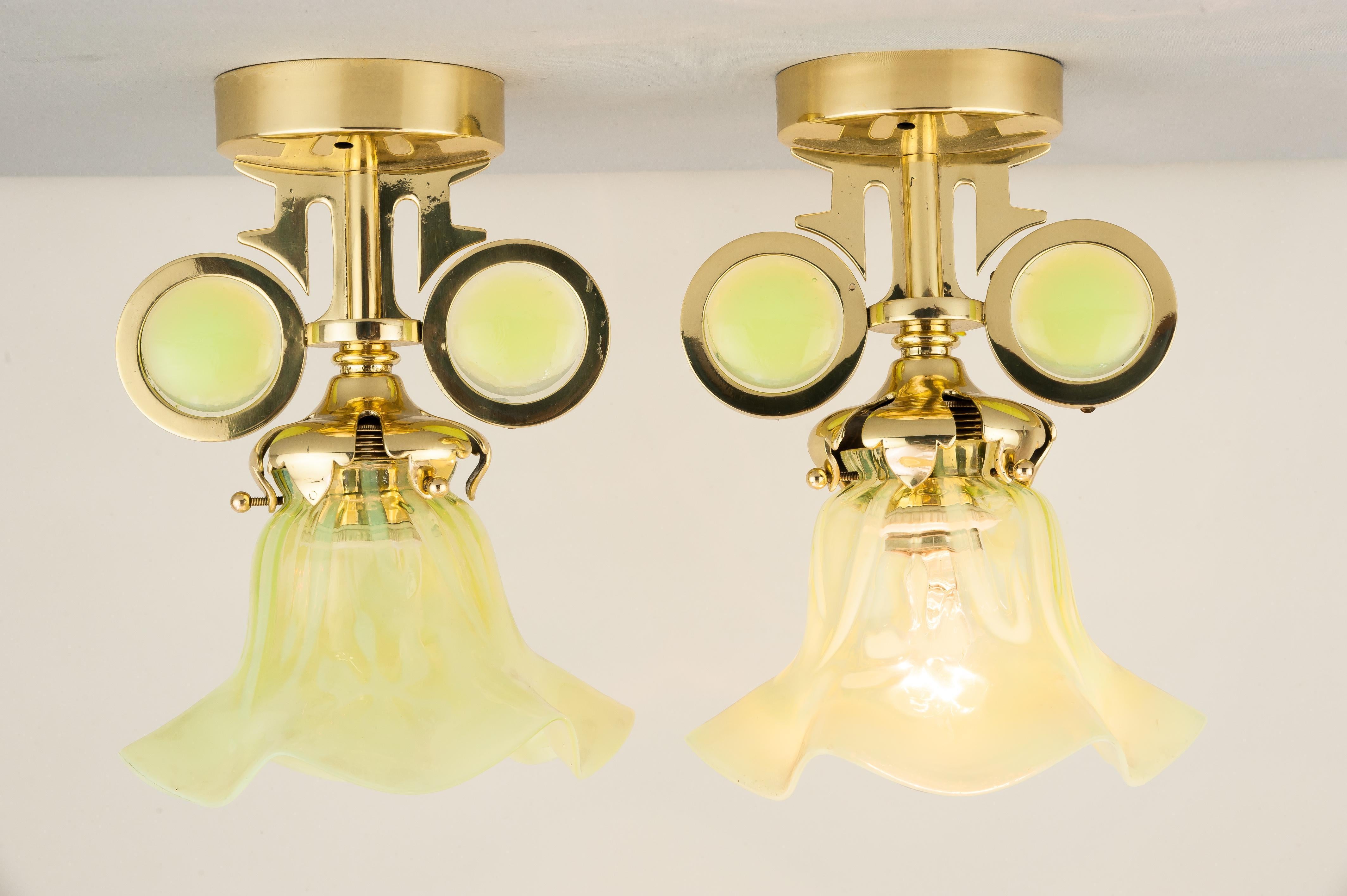 Deux lampes à suspension des années 1910 avec abat-jour en verre opalin d'origine
Polis et émaillés au four.