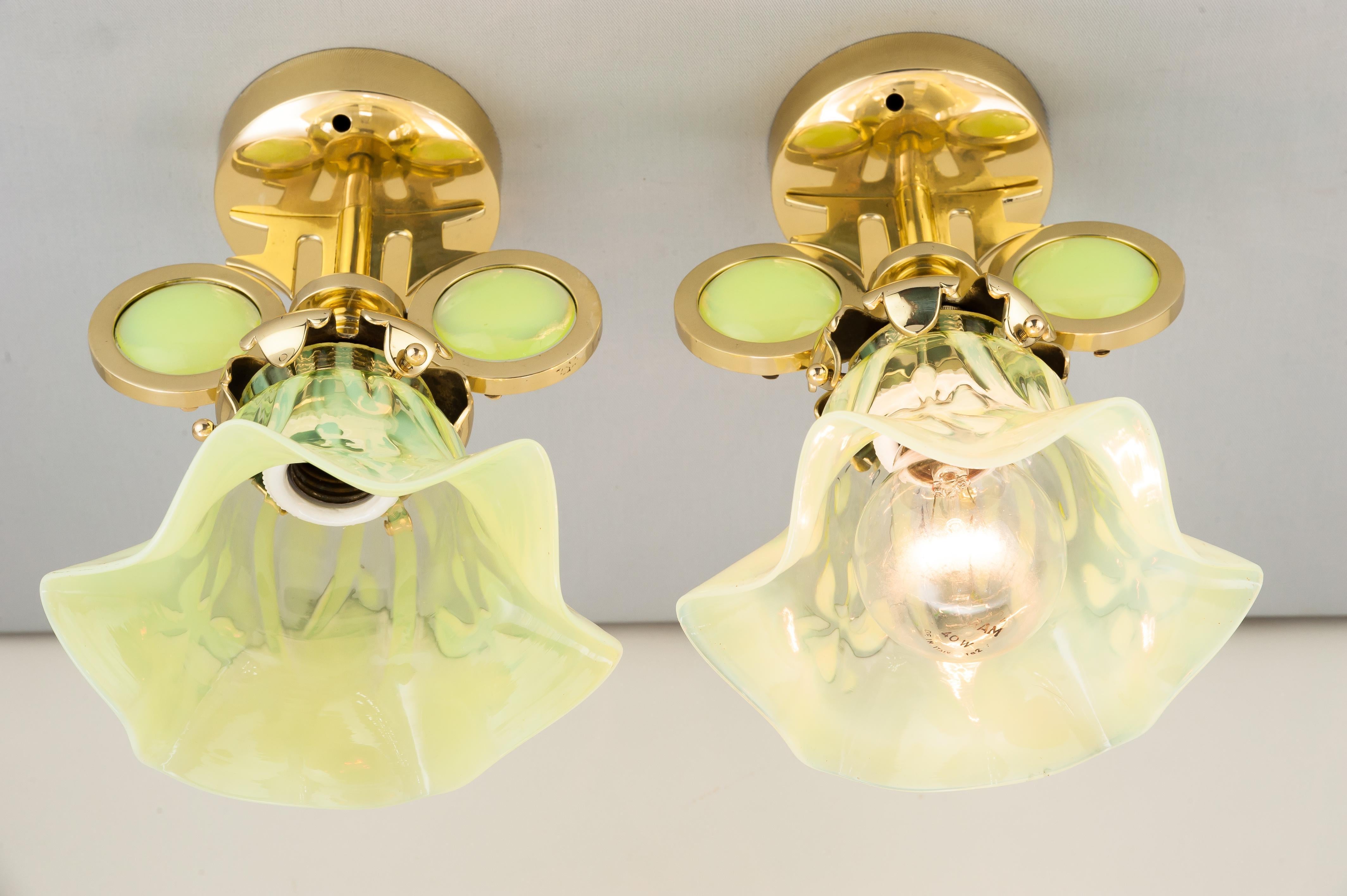 Zwei hängende Lampen, um 1910, mit originalen Opalglasschirmen (Österreichisch) im Angebot