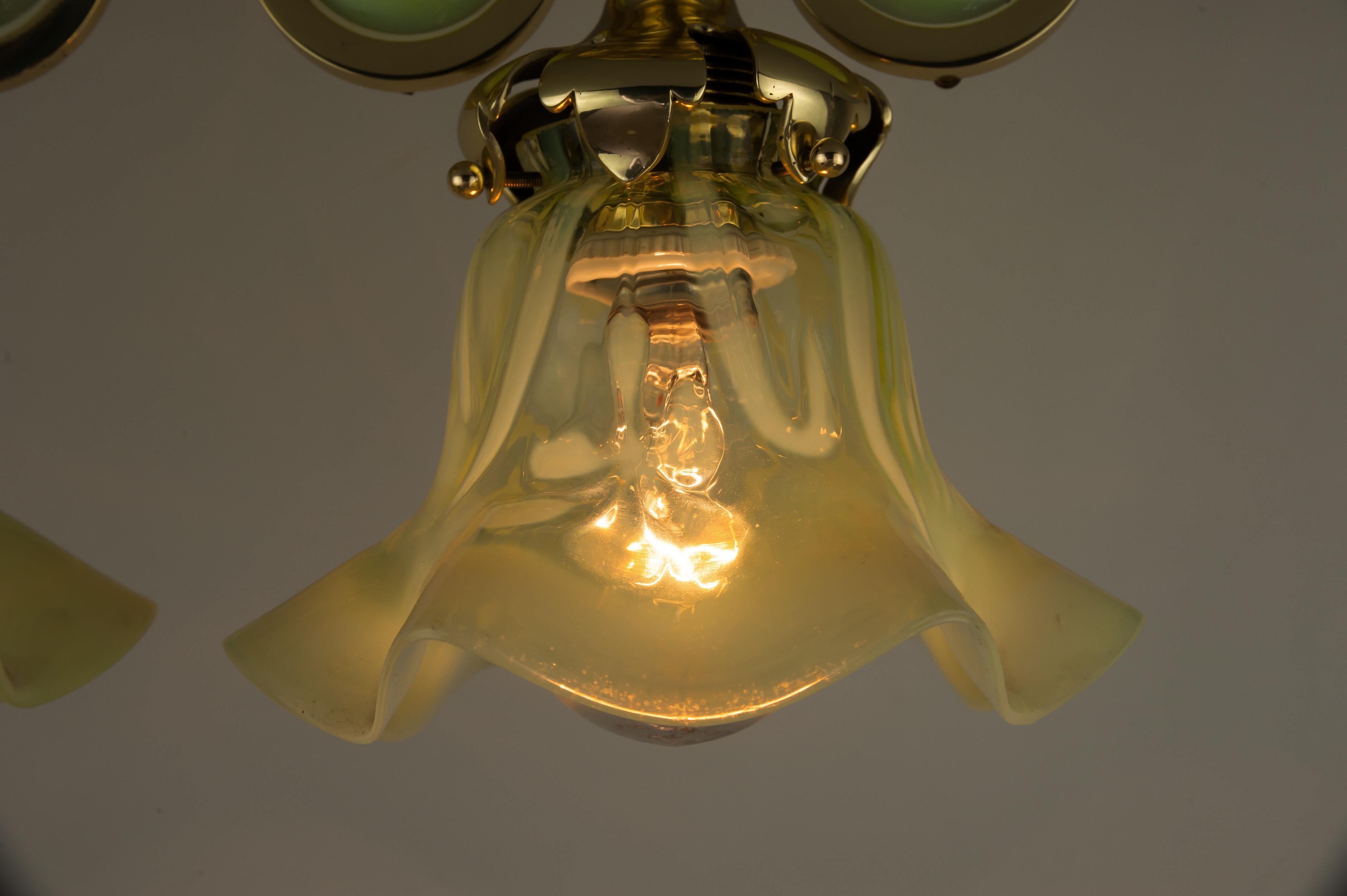 Zwei hängende Lampen, um 1910, mit originalen Opalglasschirmen im Zustand „Hervorragend“ im Angebot in Wien, AT