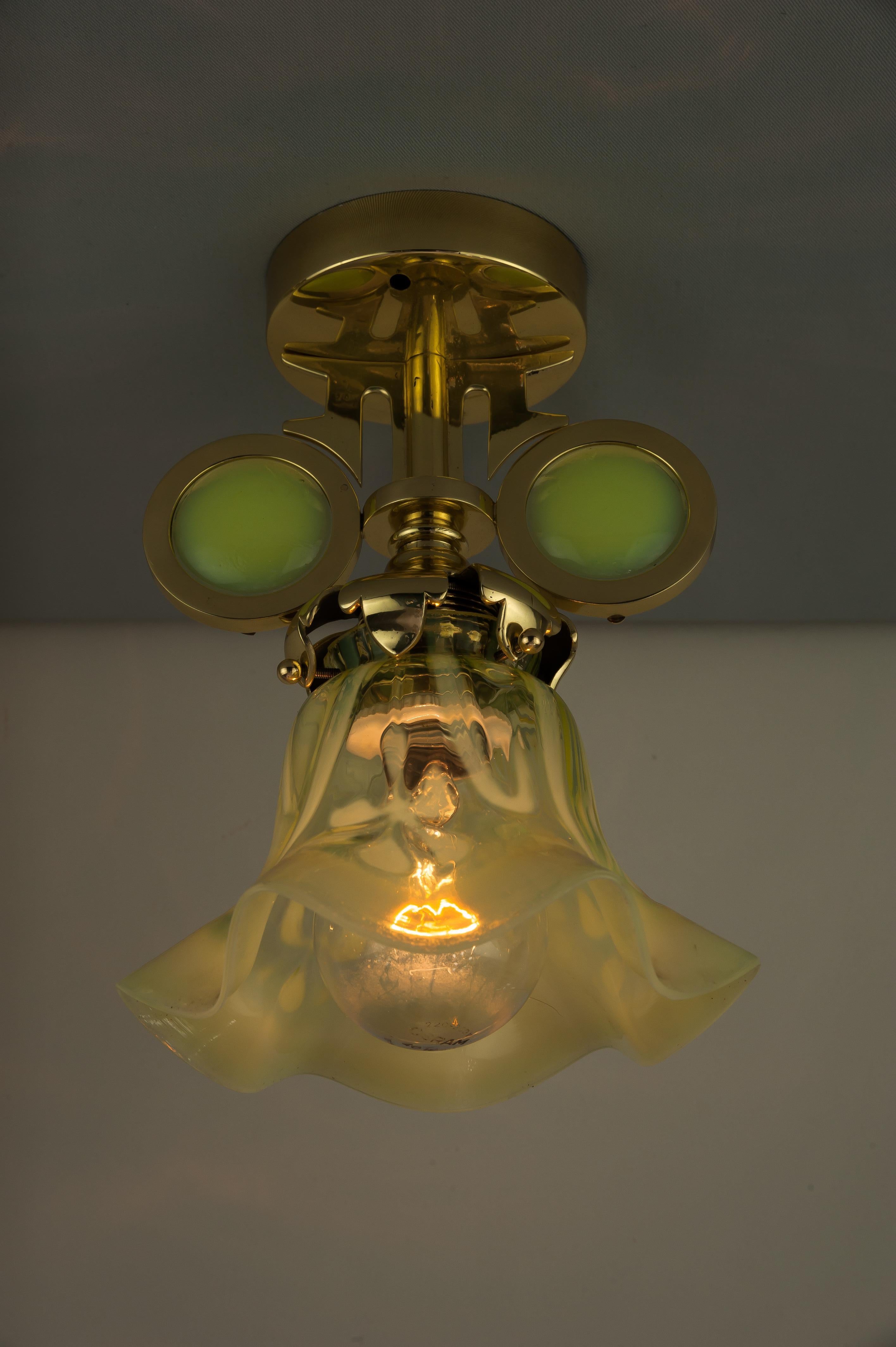 Zwei hängende Lampen, um 1910, mit originalen Opalglasschirmen (Messing) im Angebot