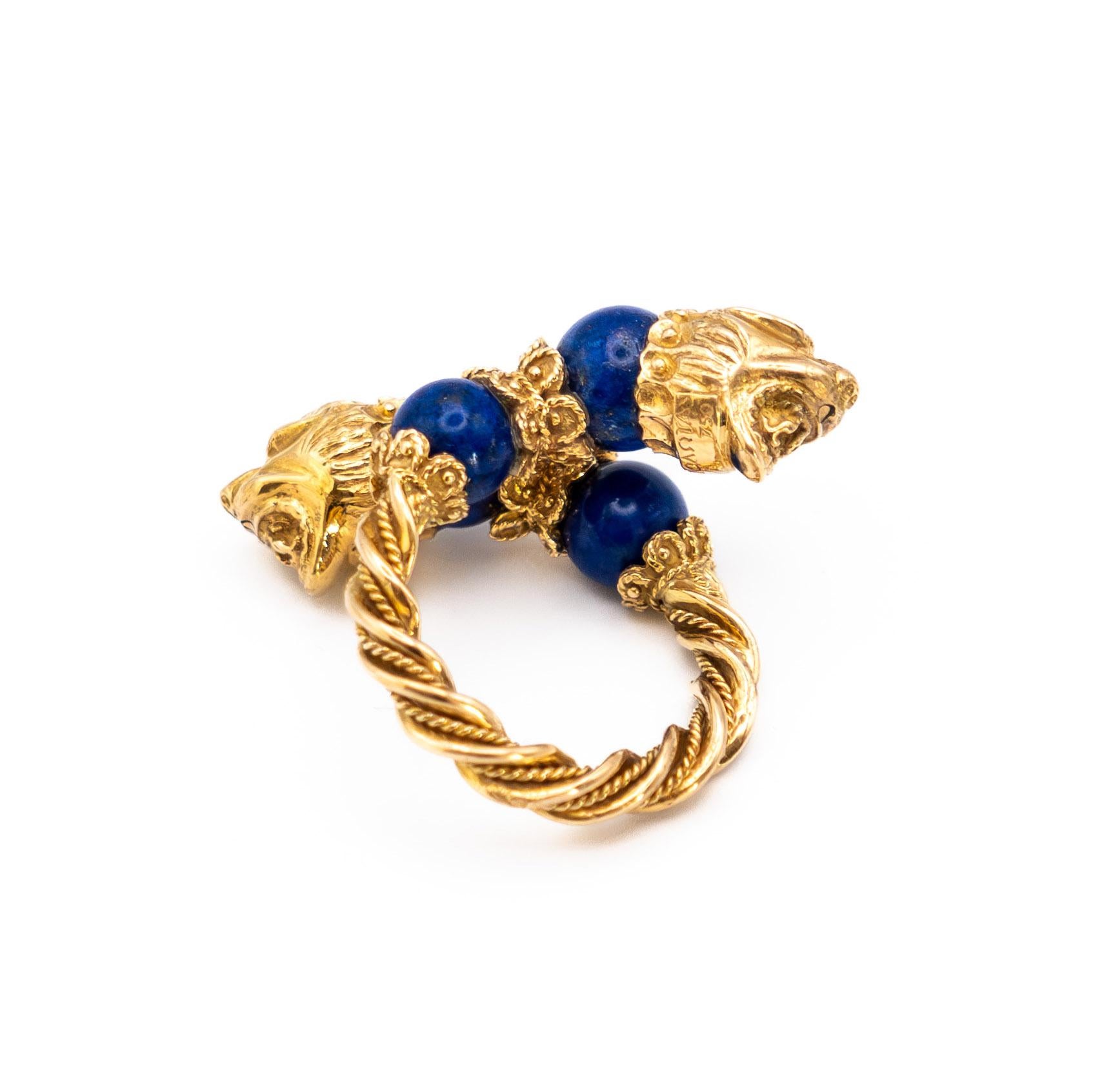 Une bague lion à deux têtes en or 18K ornée de  4 perles de Lapis Lazuli
Signé Zolotas - Circa 1970
Taille de l'anneau : 52 (taille française)
Poids : 17,89 g

L'entreprise grecque Zolotas a été fondée en 1895 à Athènes, au pied de l'Acropole, par