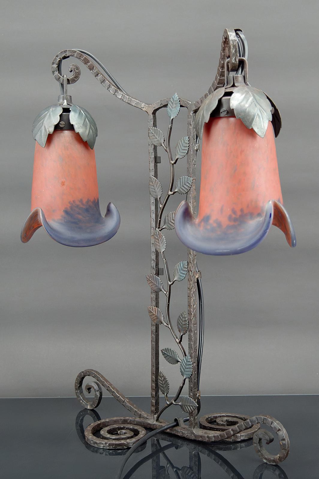 French Two-headed wrought iron lamp by Muller, Art Deco, France, Circa 1920 For Sale