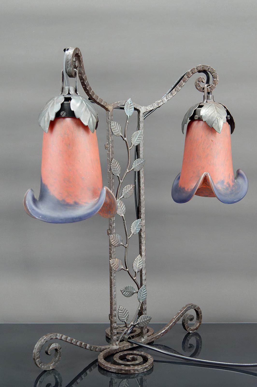 Two-headed wrought iron lamp by Muller, Art Deco, France, Circa 1920 In Good Condition For Sale In VÉZELAY, FR
