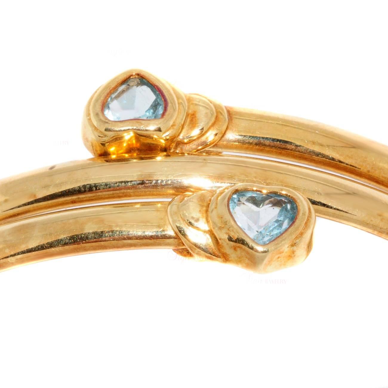 Ce bracelet a été fabriqué dans les années 1980 et présente des cœurs en topaze bleue sertis dans de l'or jaune 14k. Mesures : 6,5