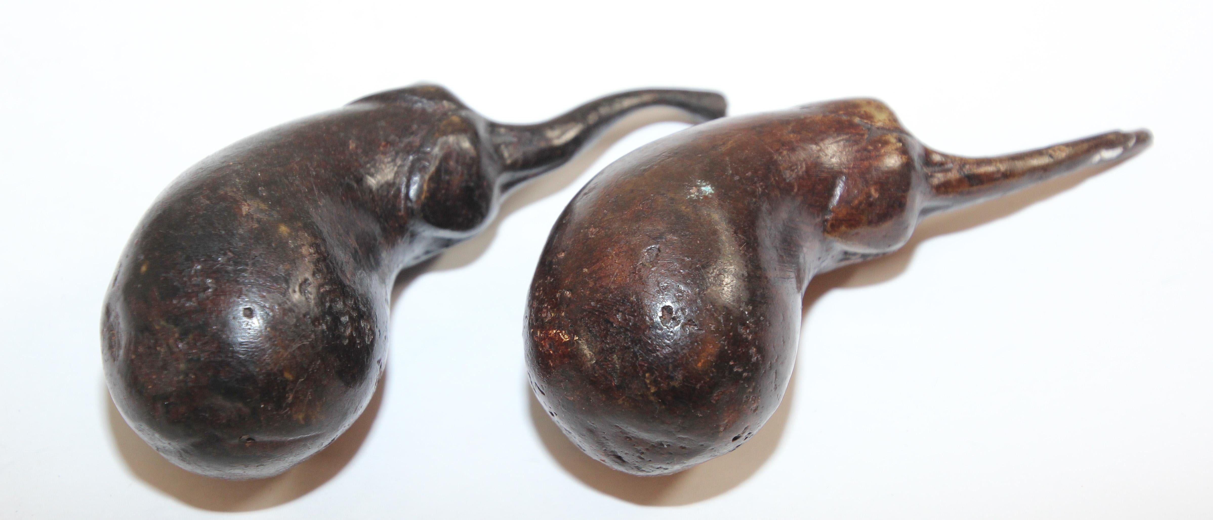 Presse-papiers à deux lourdes sculptures en bronze en forme d'aubergine en vente 1