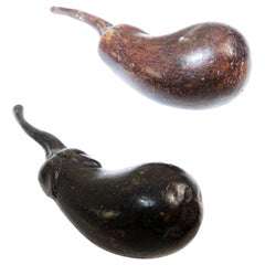 Due pesanti sculture in bronzo a forma di melanzana fermacarte