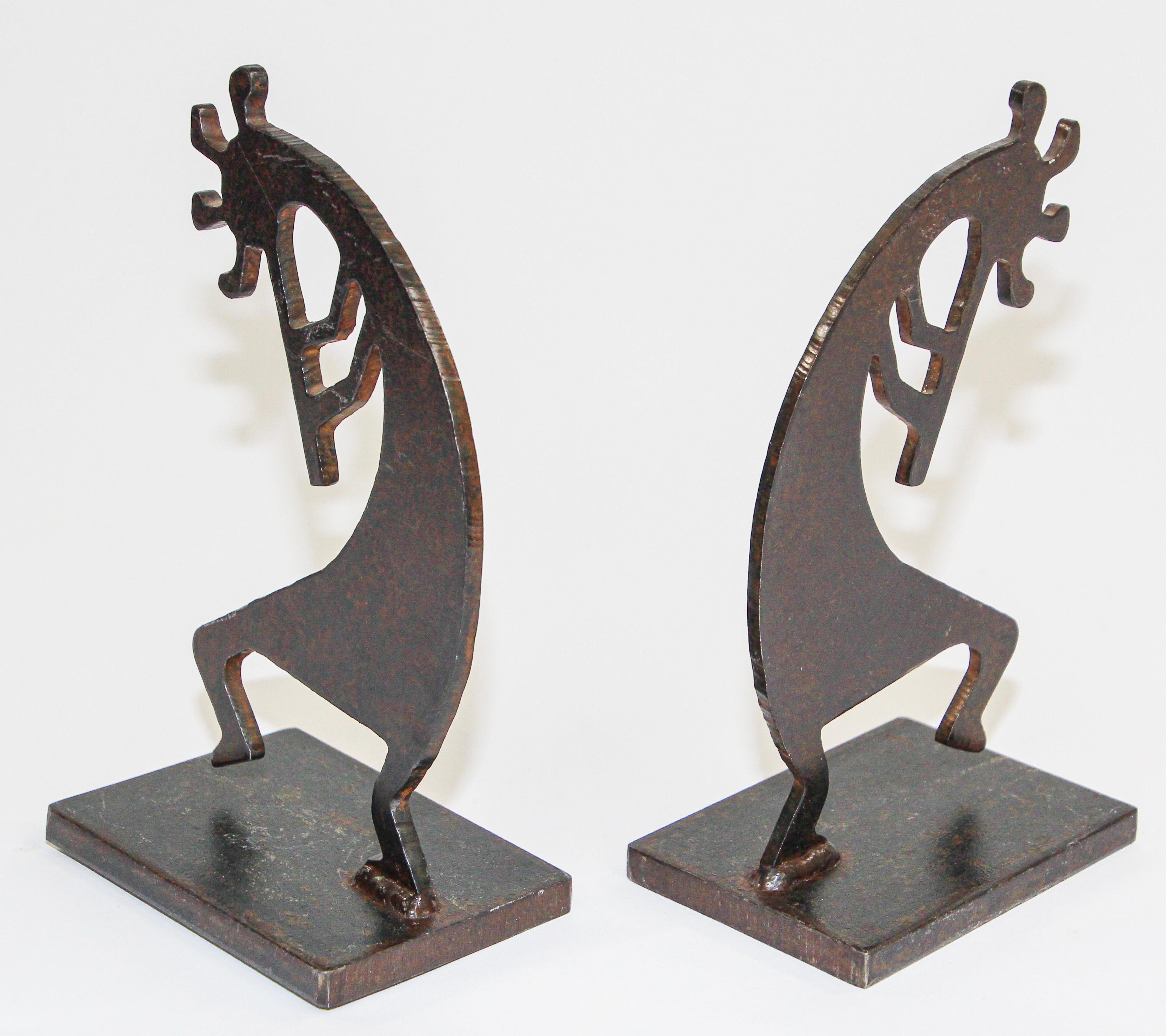 20ième siècle Deux lourds serre-livres Kokopelli en métal sculpté du Sud-Ouest en vente