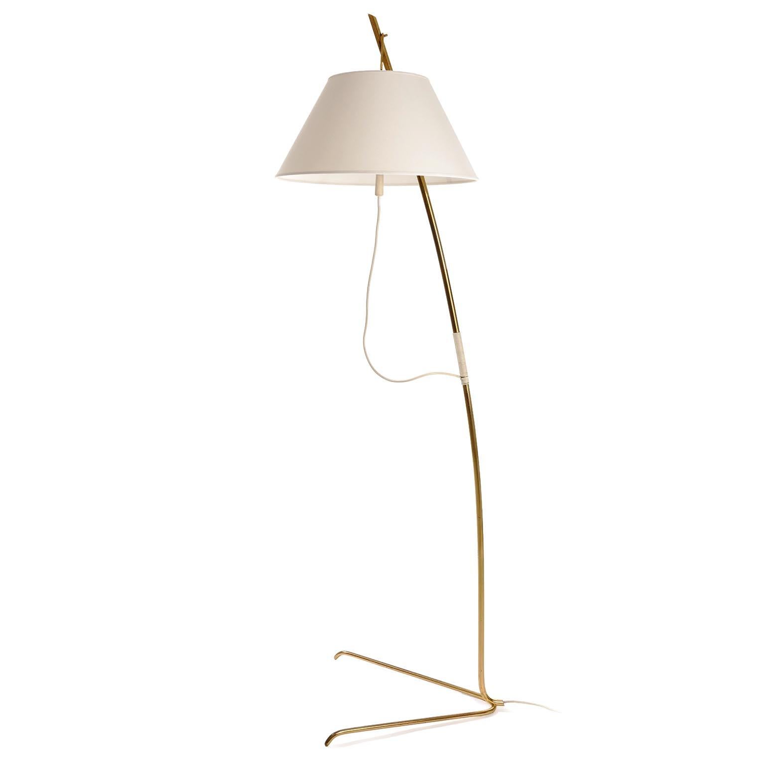 One of Two Height Adjustable Kalmar Brass Floor Lamps 'Cavador' No. 2098, 1960 In Good Condition For Sale In Hausmannstätten, AT