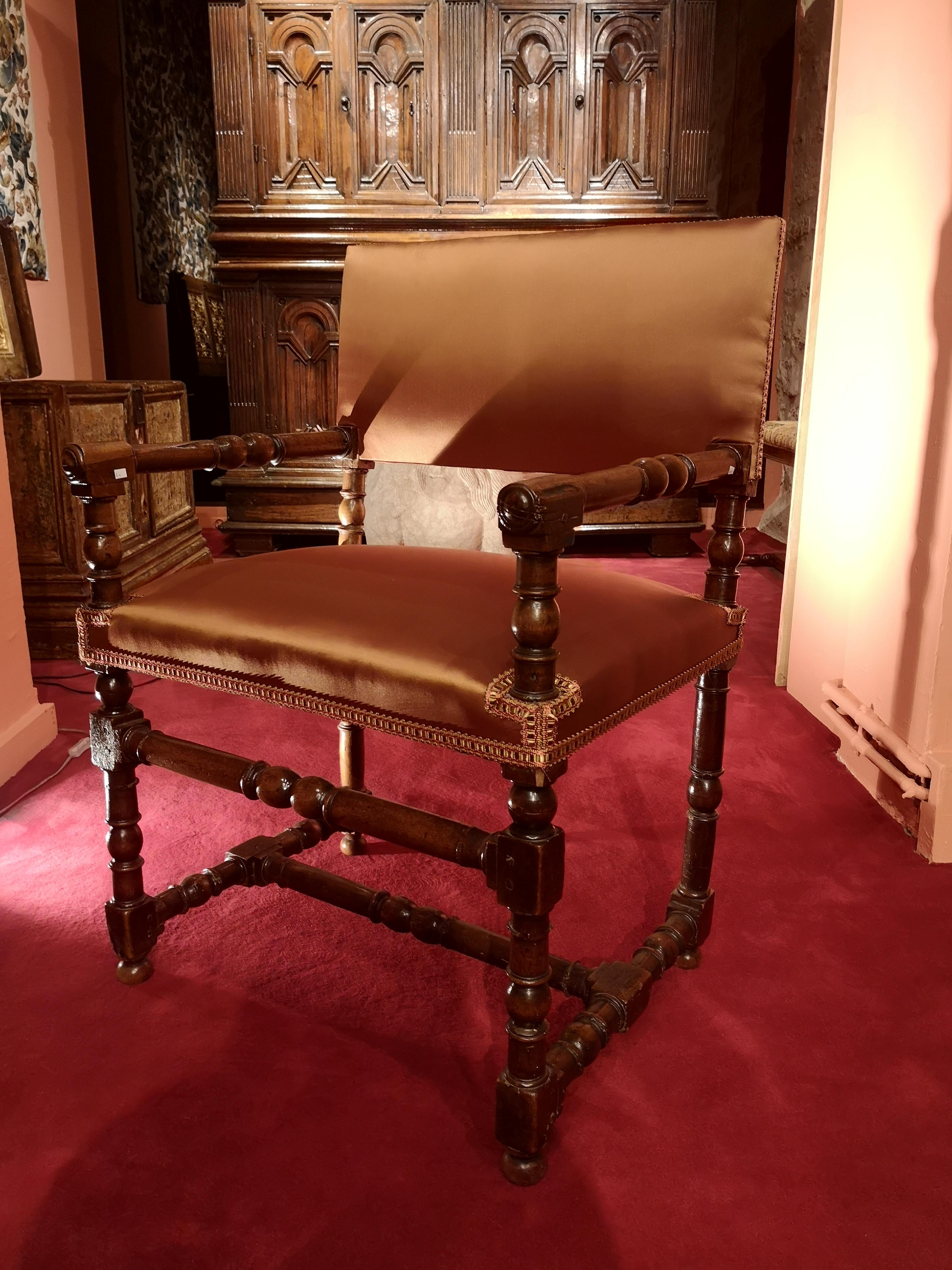 Ces fauteuils en noyer fin sont un parfait exemple du modèle Henri IV. 

Son siège bas repose sur quatre pieds reliés par une entretoise en forme de H avec une barre transversale pour la façade. Ses lignes sont animées grâce à un remarquable