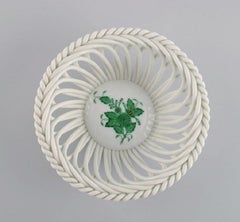 Two Herend bowls in openwork porcelain with hand-painted flowers.