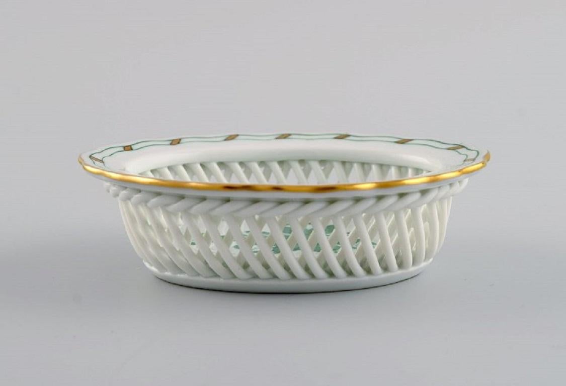 Two Herend bowls in openwork porcelain with hand-painted flowers. In Excellent Condition For Sale In Copenhagen, DK