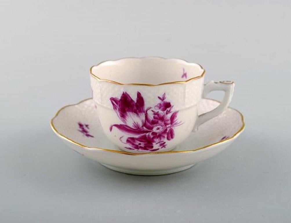 Two Herend coffee cups with saucers in hand painted porcelain. Purple flowers and gold decoration, 1950s.
The coffee cup measures: 6.5 x 5 cm.
The saucer measures: 11.5 cm.
In very good condition.
Stamped.


    