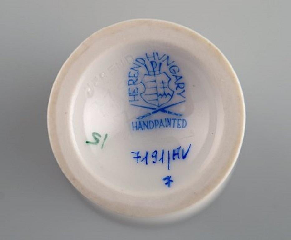 Porcellana Due vasi Herend in miniatura e un piccolo piatto in porcellana dipinta a mano, anni '80 in vendita
