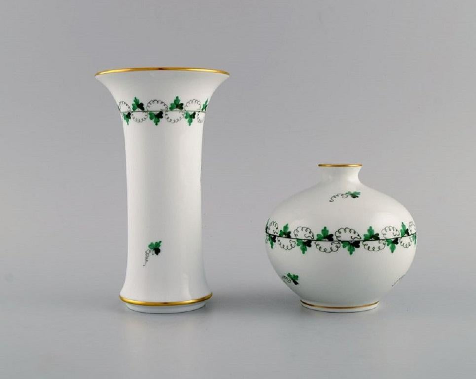 Zwei Herender Vasen aus handbemaltem Porzellan. Mitte des 20. Jahrhunderts.
Größte Maße: 17 x 9,7 cm.
In ausgezeichnetem Zustand.
Gestempelt.