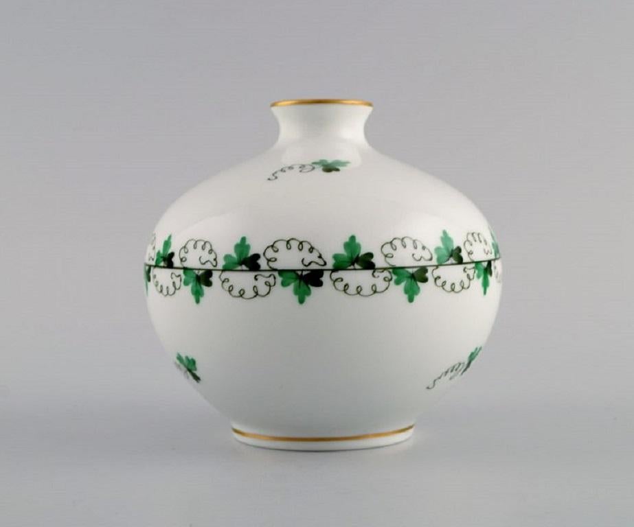 Herend-Vasen aus handbemaltem Porzellan. Mitte des 20. Jahrhunderts (Ungarisch) im Angebot
