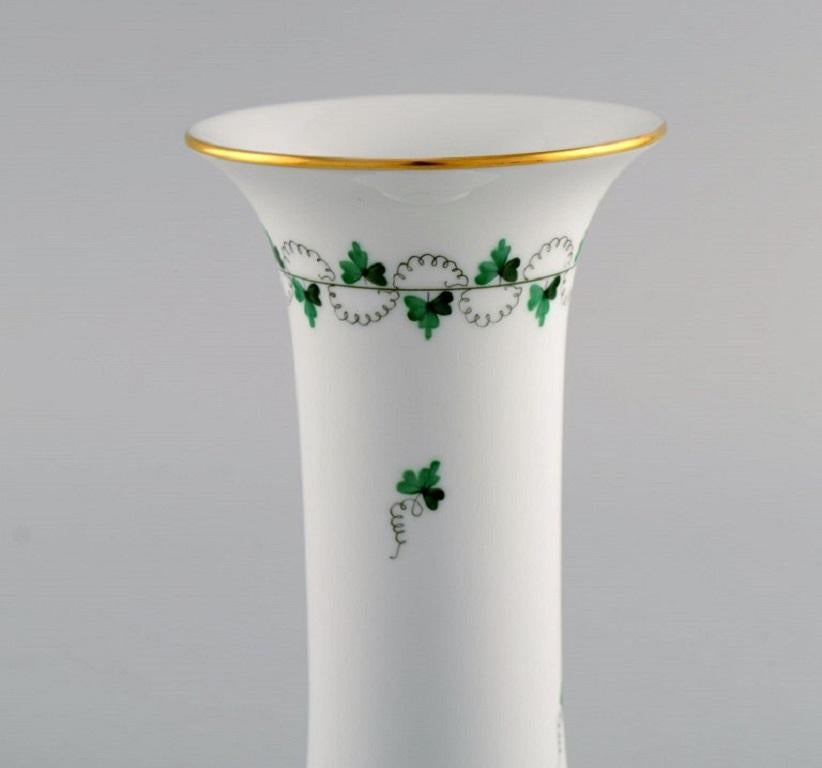Deux vases Herend en porcelaine peinte à la main. Milieu du 20e siècle Excellent état - En vente à Copenhagen, DK