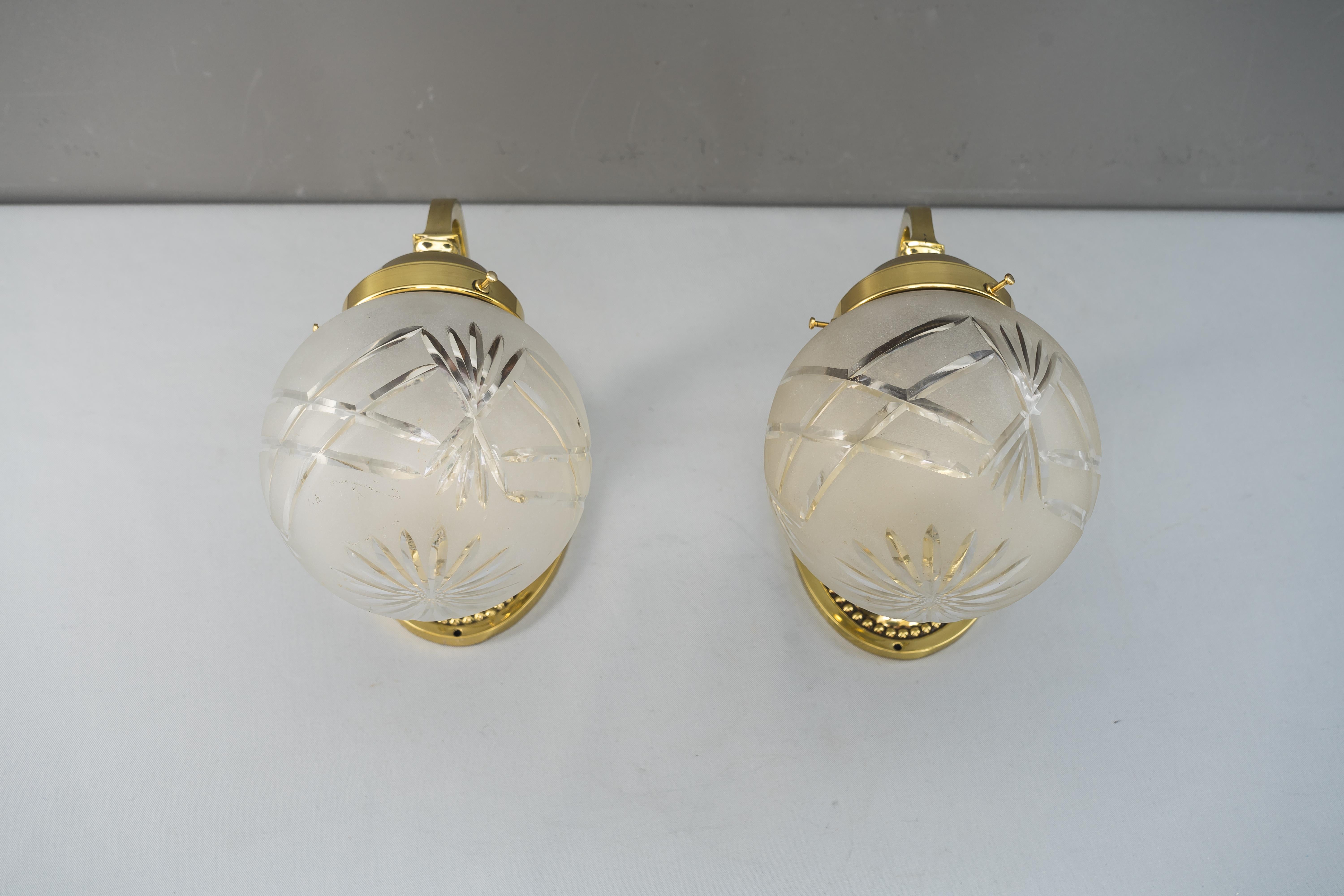 Zwei historistische Wandlampen, ca. 1890er Jahre
Poliert und emailliert
Original geschliffene Gläser.