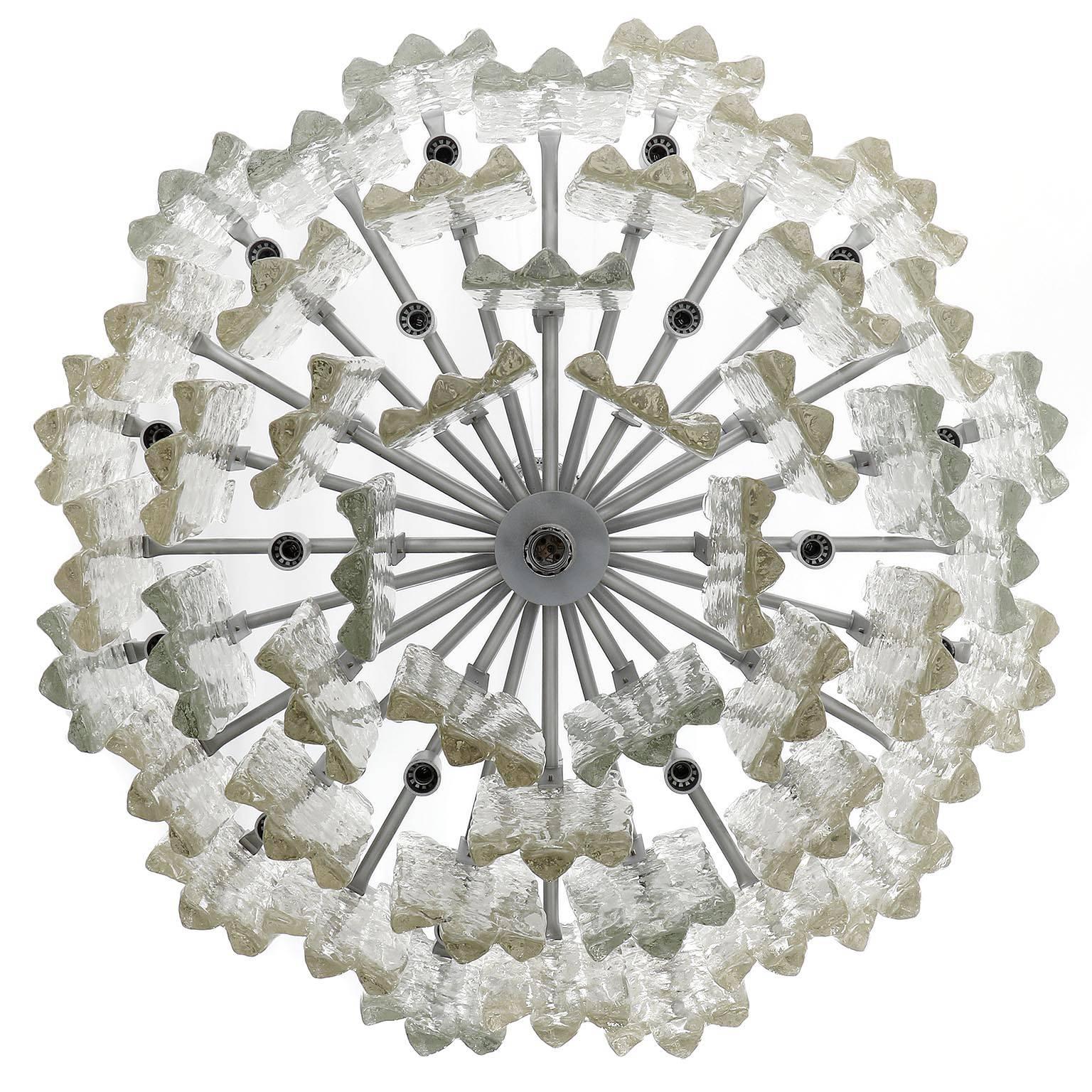 Uno dei due enormi lampadari Kalmar, vetro ghiaccio e nichel, Austria, anni '60 In condizioni ottime in vendita a Hausmannstätten, AT