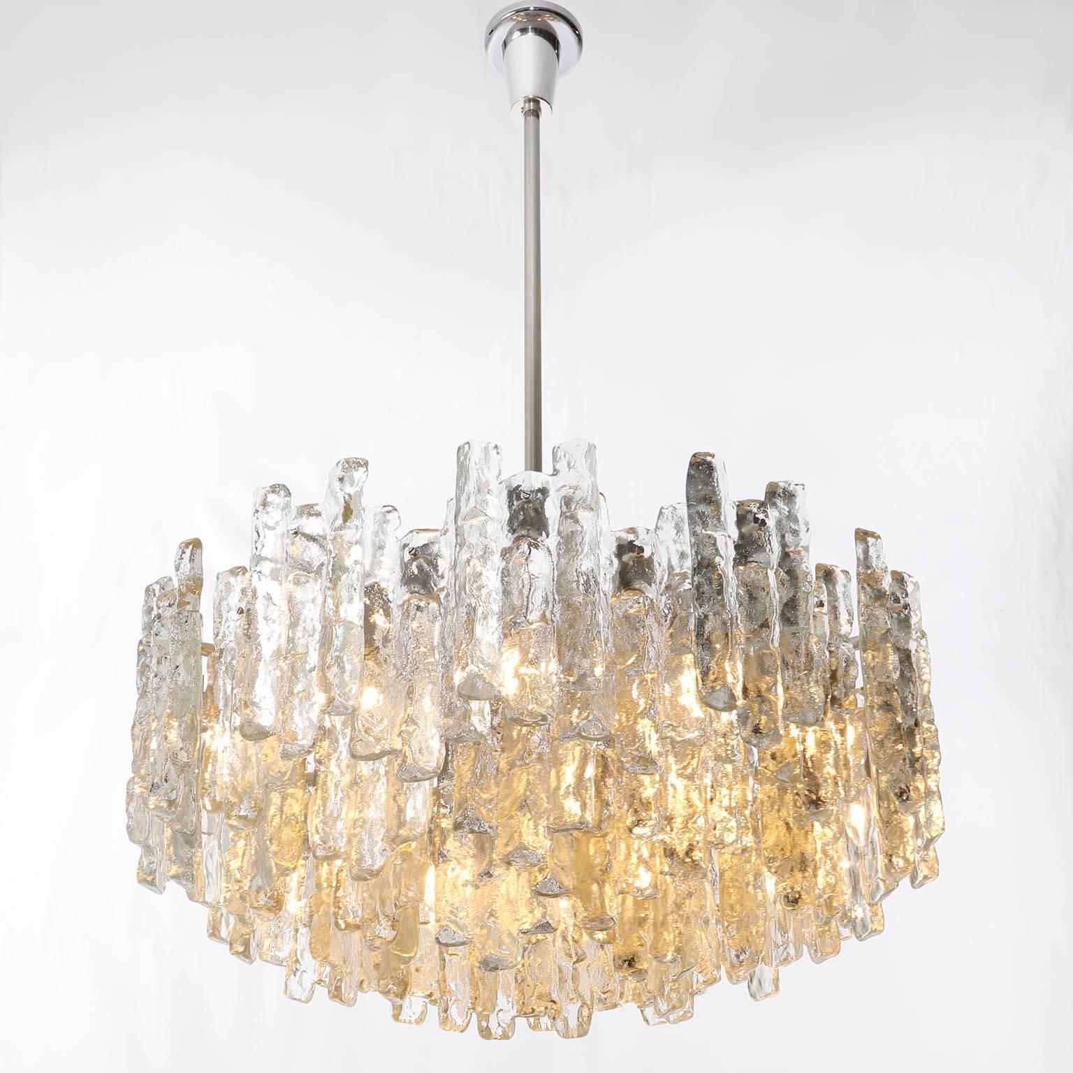 Nickel Uno dei due enormi lampadari Kalmar, vetro ghiaccio e nichel, Austria, anni '60 in vendita