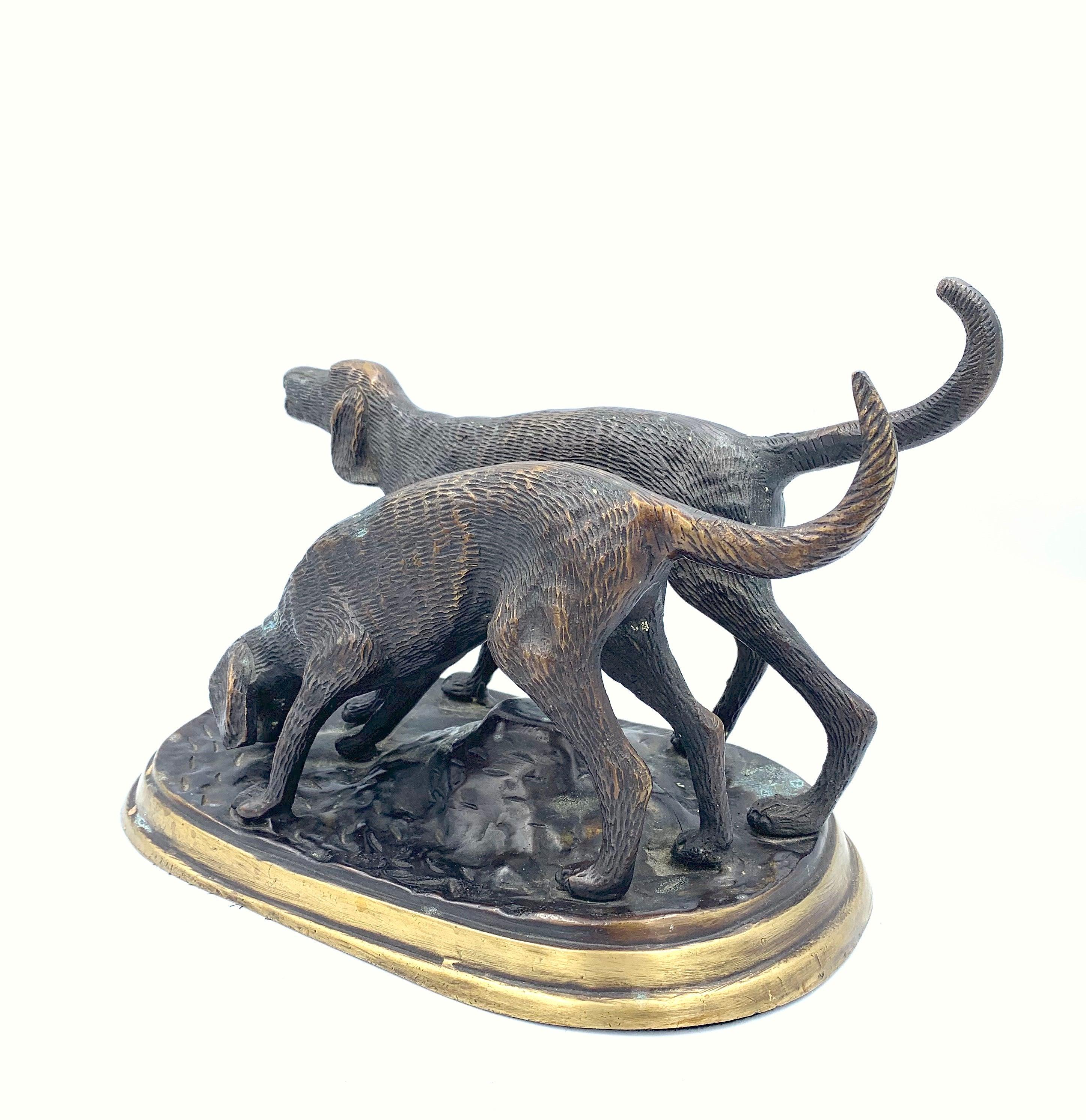 Sculpture en bronze de deux chiens de chasse Bon état - En vente à Colorado Springs, CO
