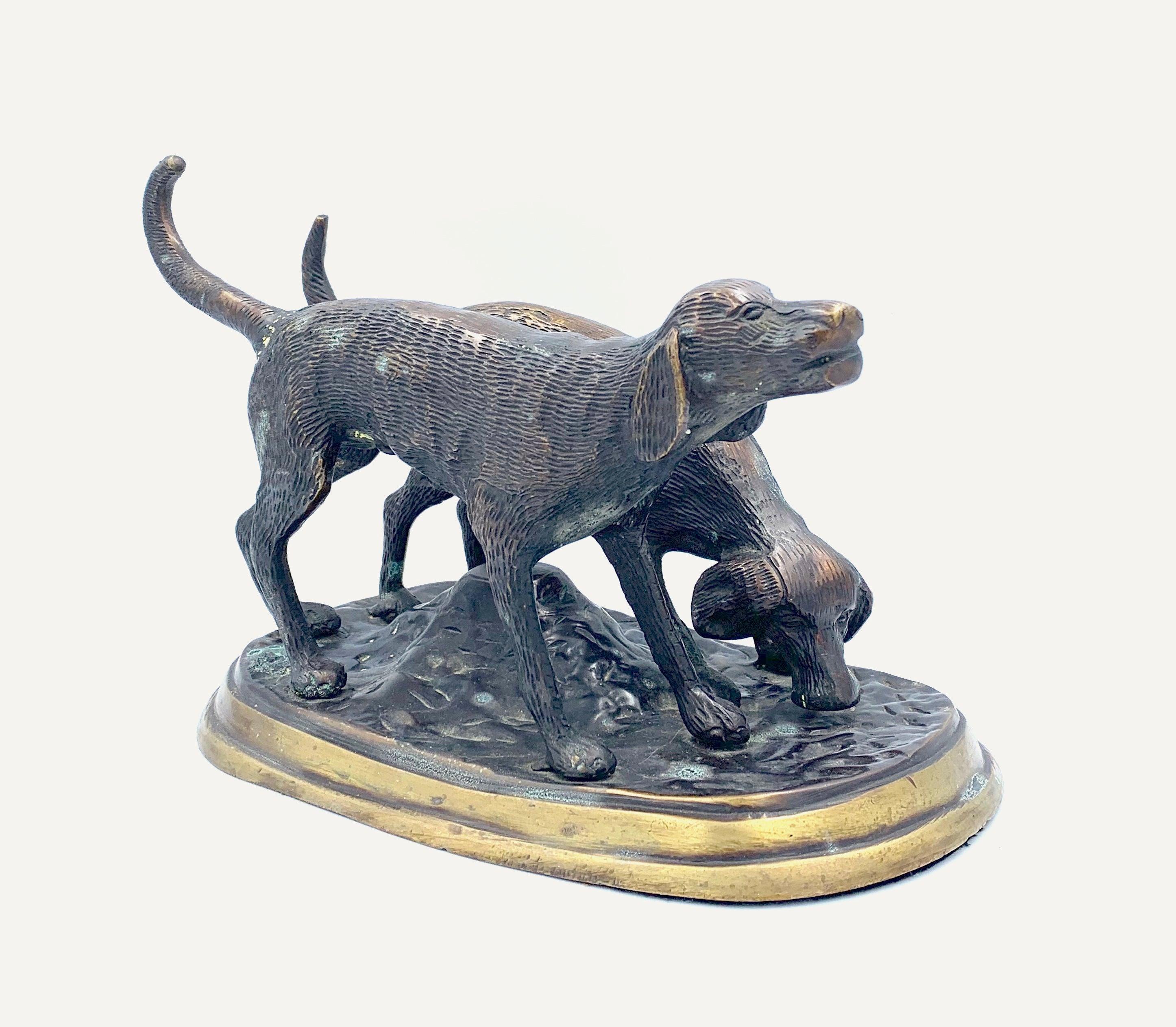 20ième siècle Sculpture en bronze de deux chiens de chasse en vente