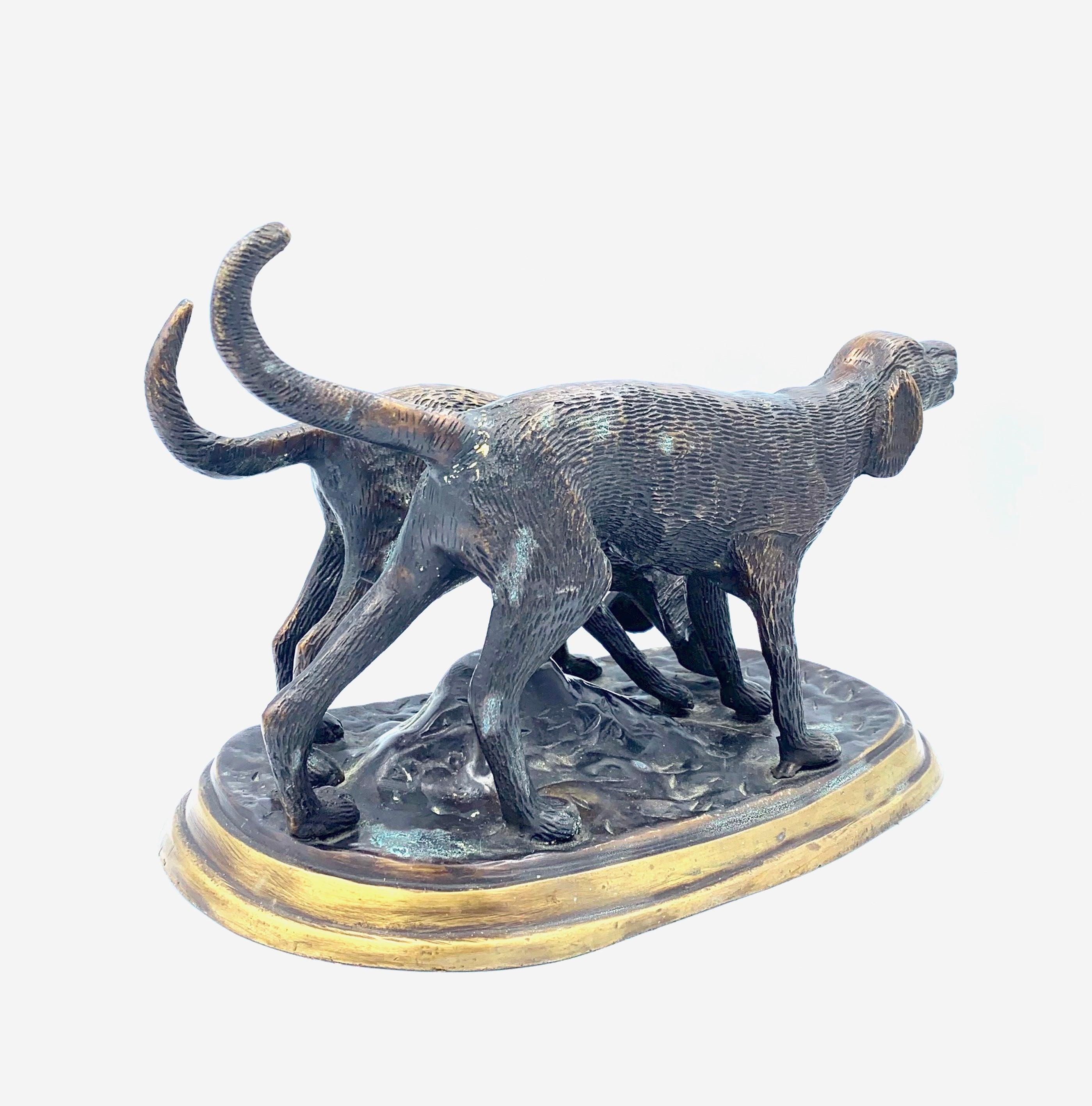 Sculpture en bronze de deux chiens de chasse en vente 1