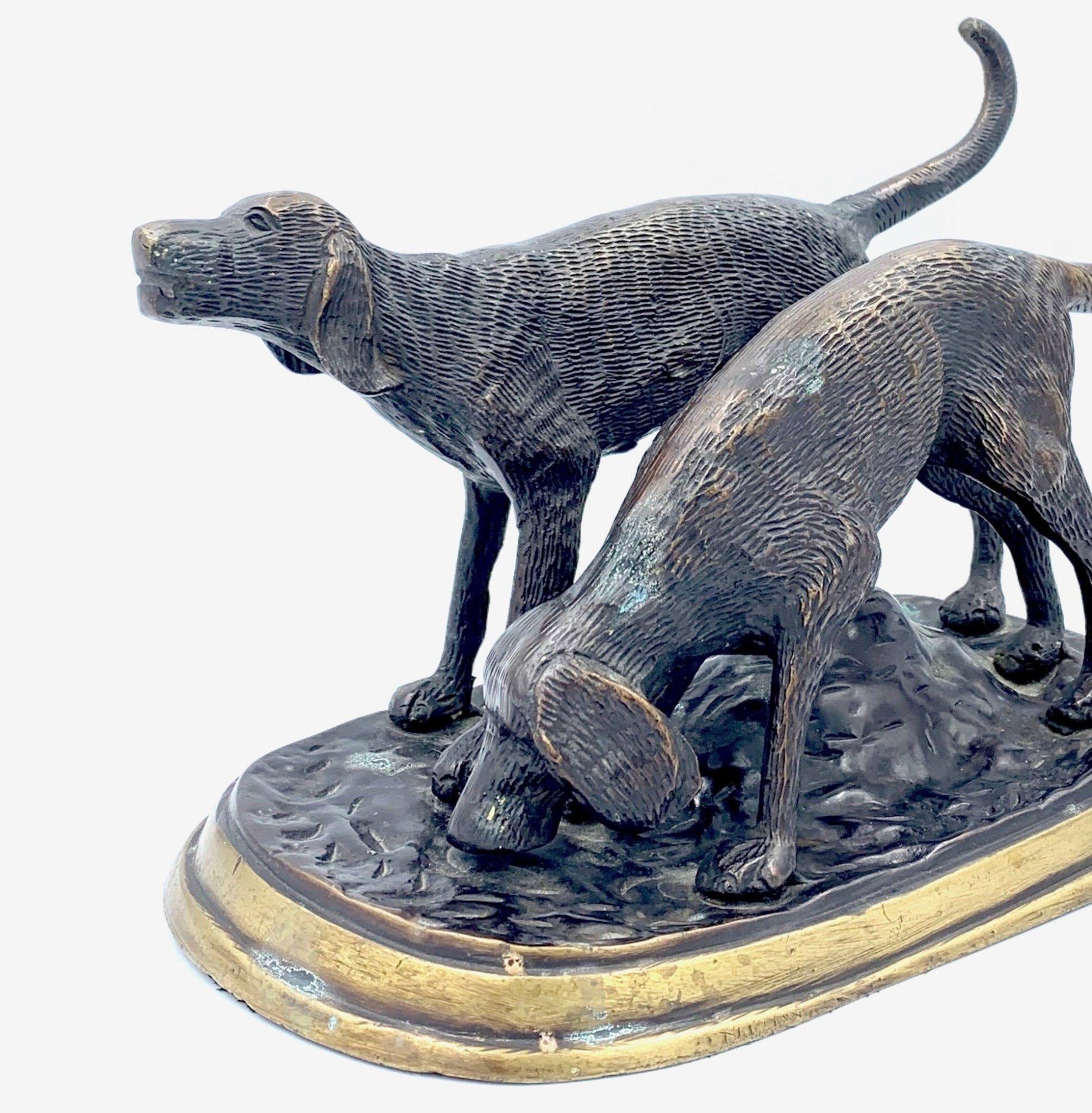 Scultura in bronzo con due cani da caccia in vendita 1