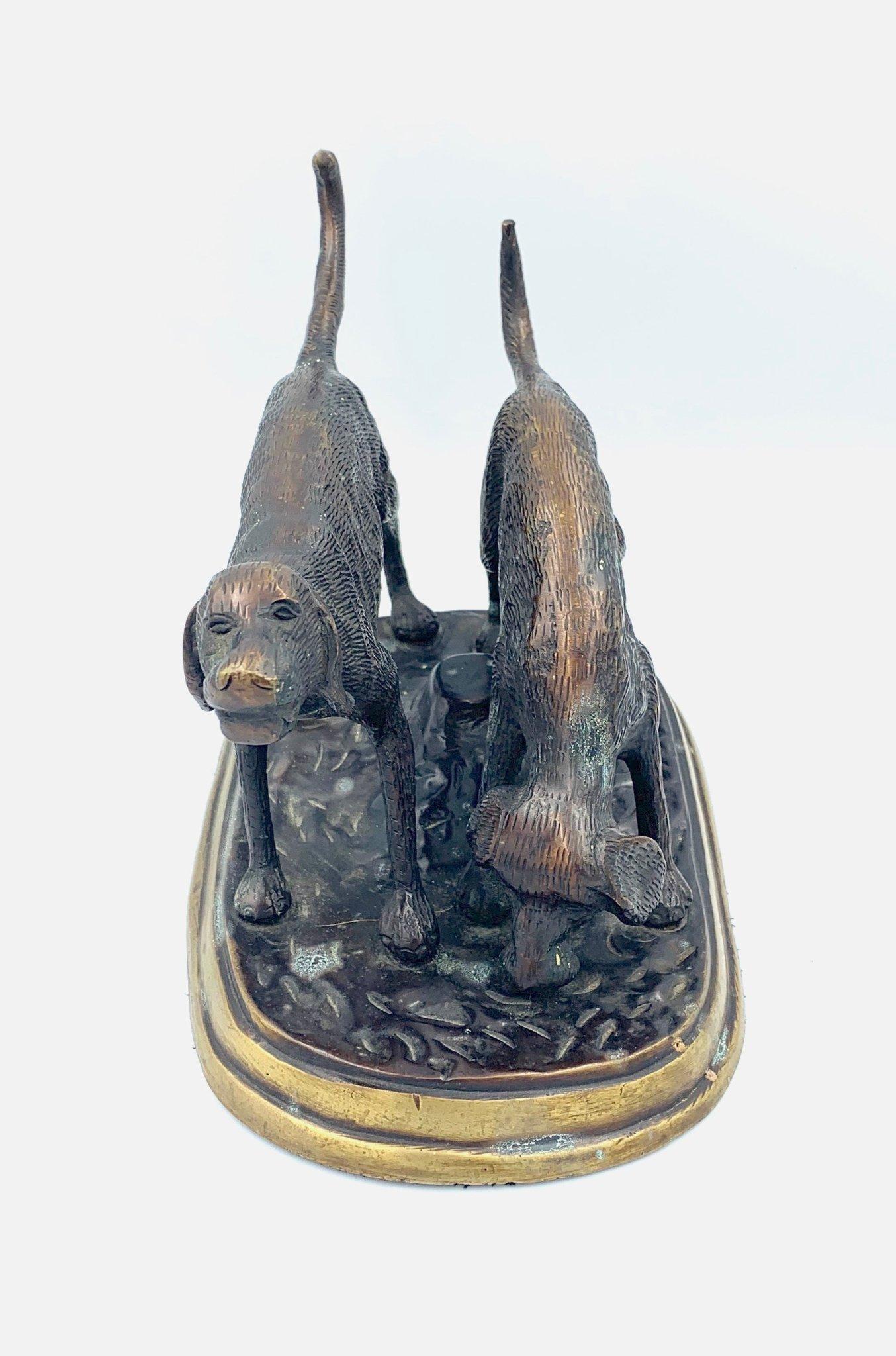 Scultura in bronzo con due cani da caccia in vendita 2