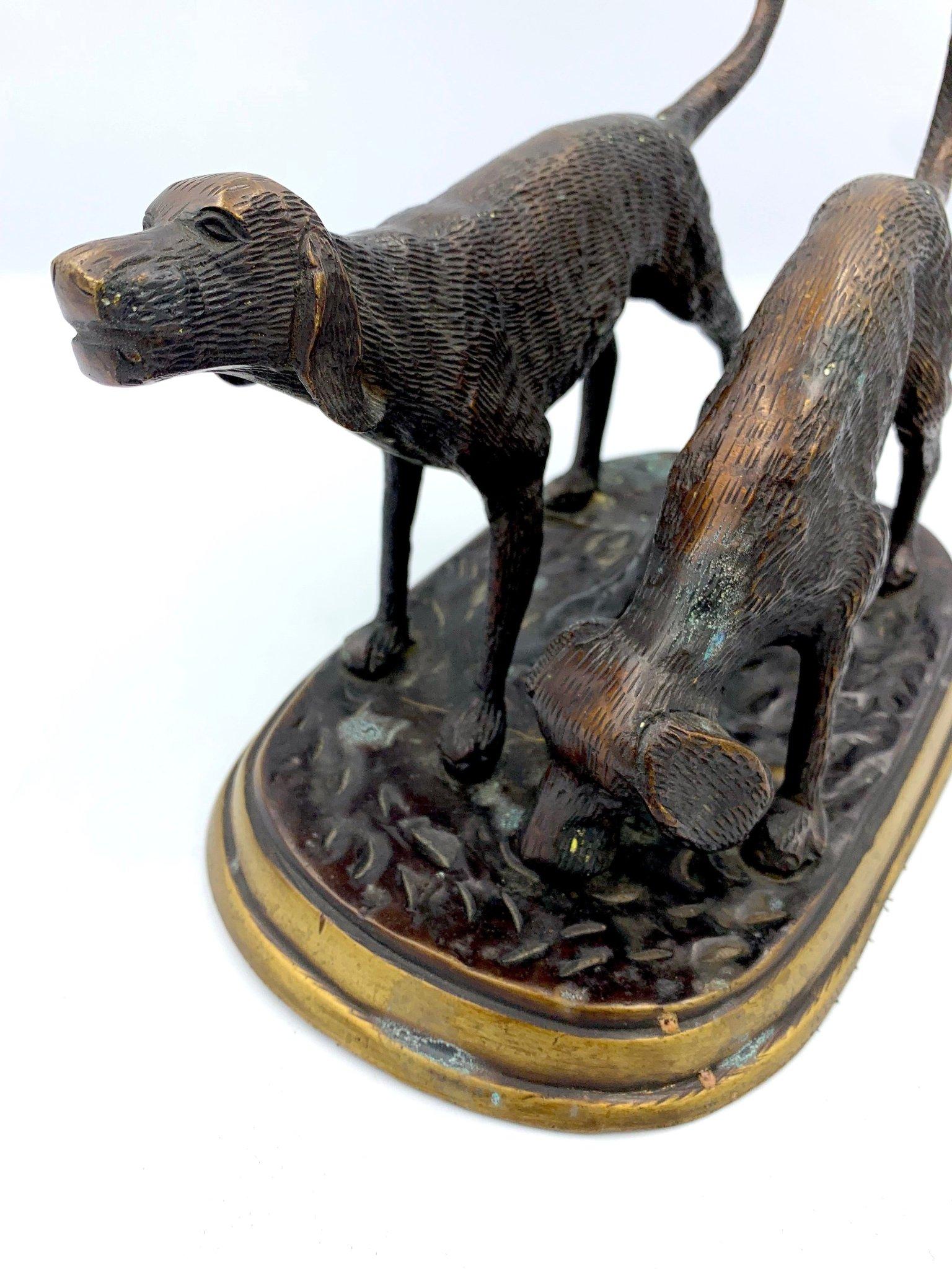 Scultura in bronzo con due cani da caccia in vendita 3