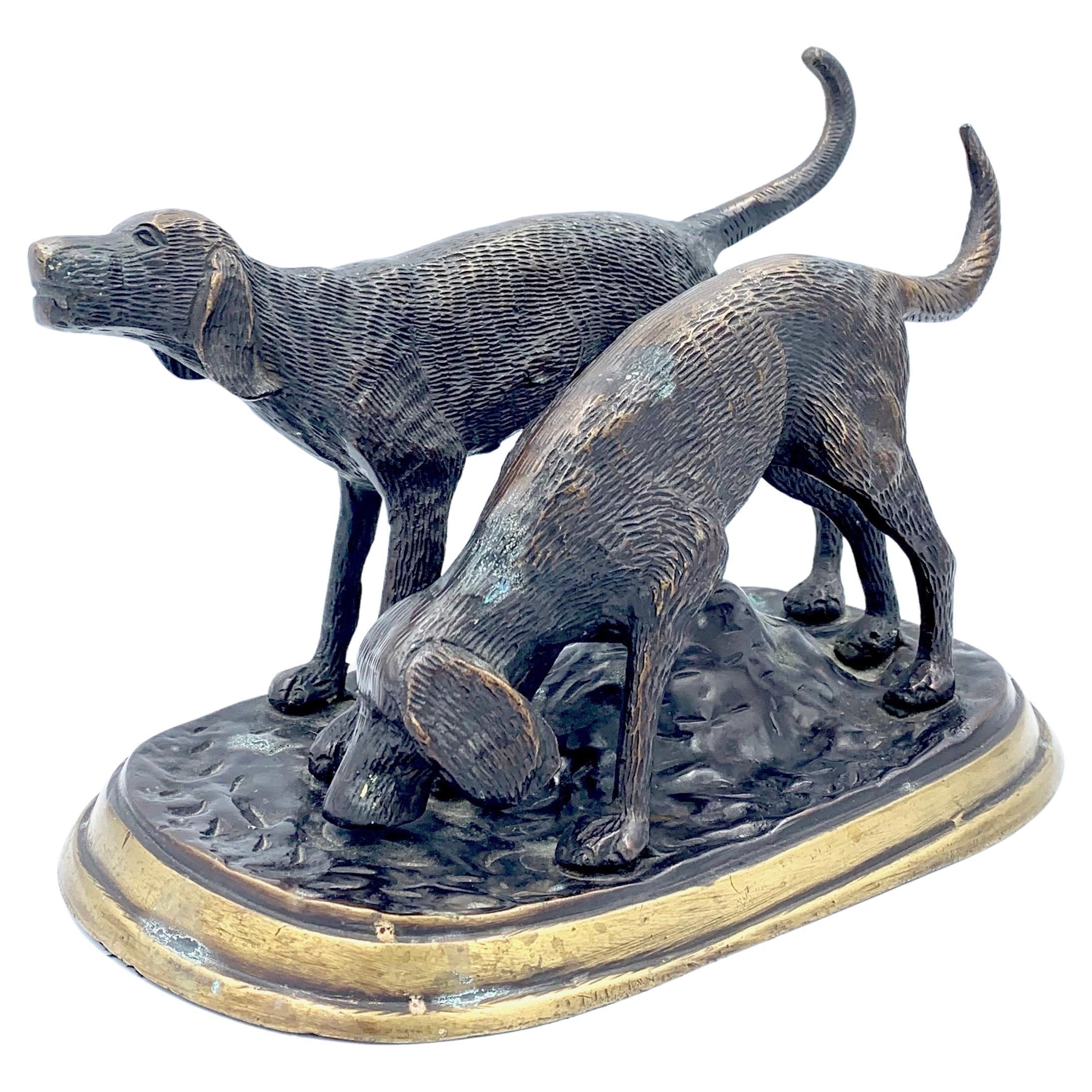 Sculpture en bronze de deux chiens de chasse